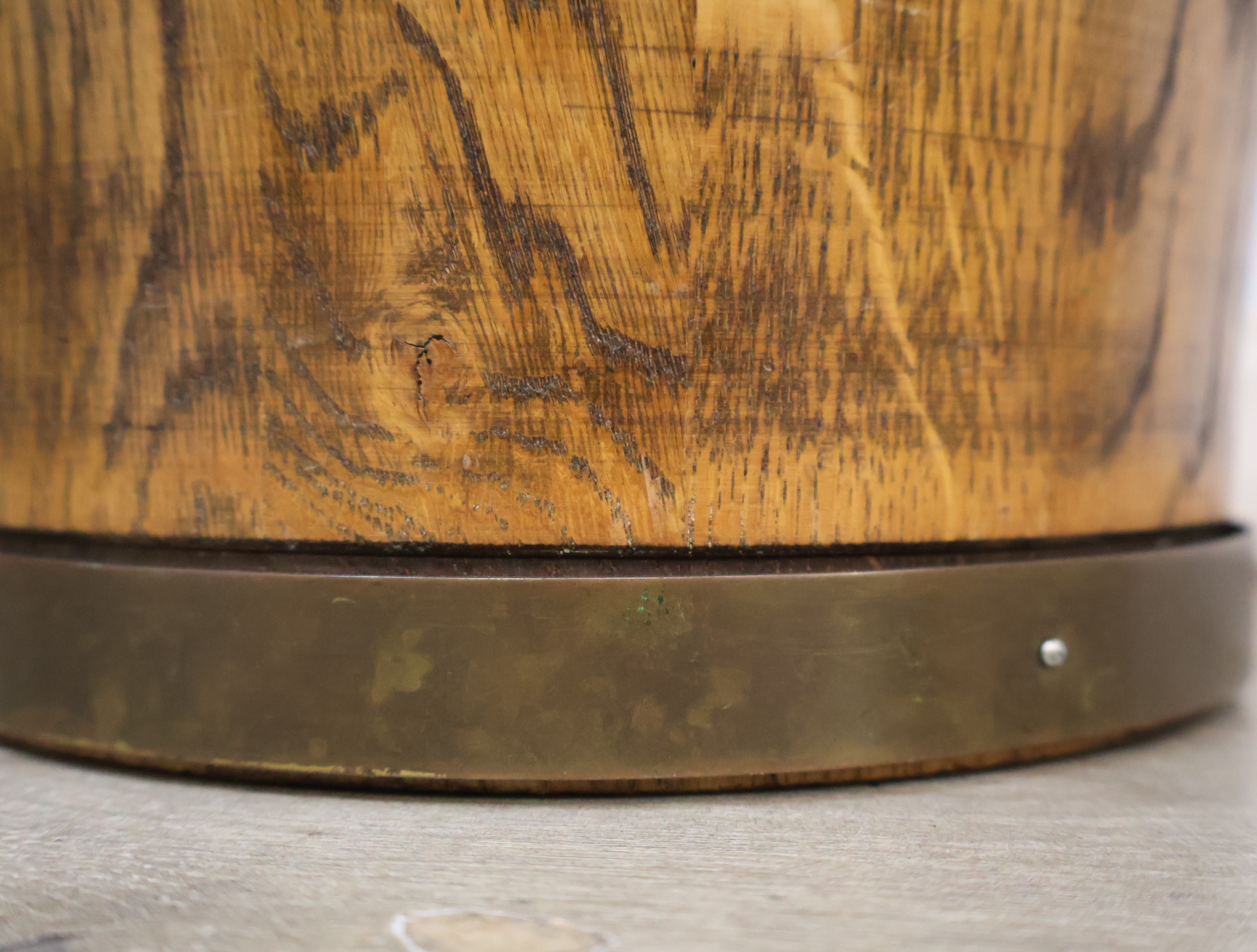 Houten halfronde bloempot met metalen banden – foto 5 – kavel bij GSD Auctions, Zoeterwoude