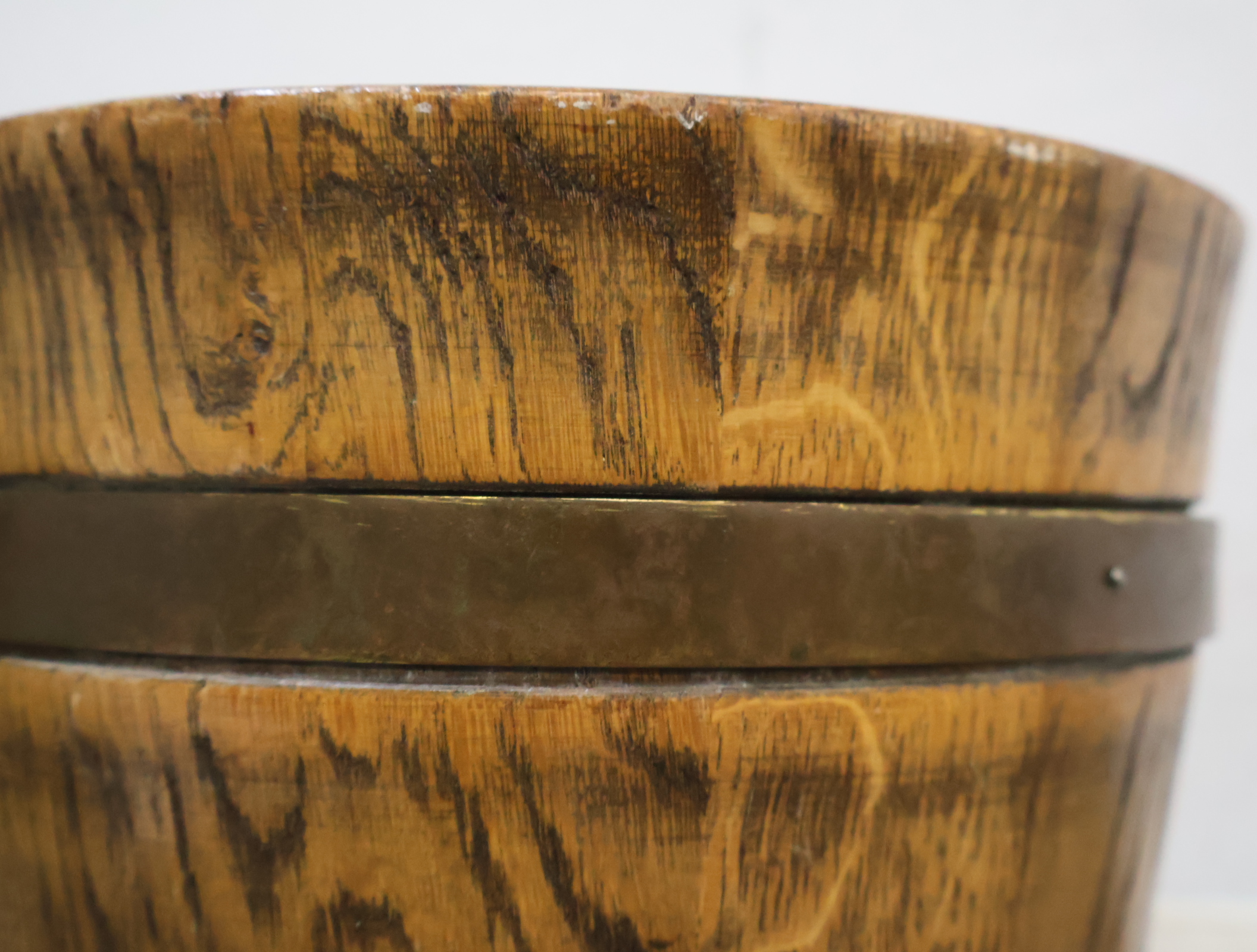 Houten halfronde bloempot met metalen banden – foto 6 – kavel bij GSD Auctions, Zoeterwoude