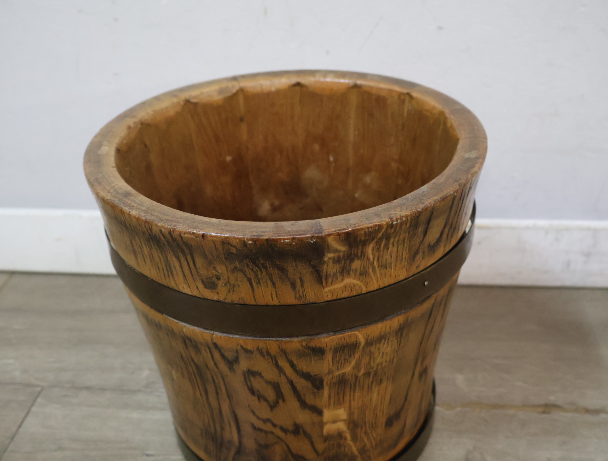 Houten halfronde bloempot met metalen banden – foto 7 – kavel bij GSD Auctions, Zoeterwoude