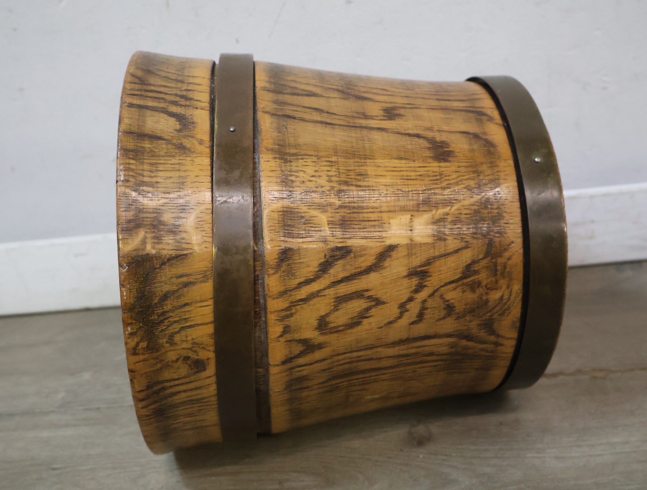 Houten halfronde bloempot met metalen banden – foto 8 – kavel bij GSD Auctions, Zoeterwoude