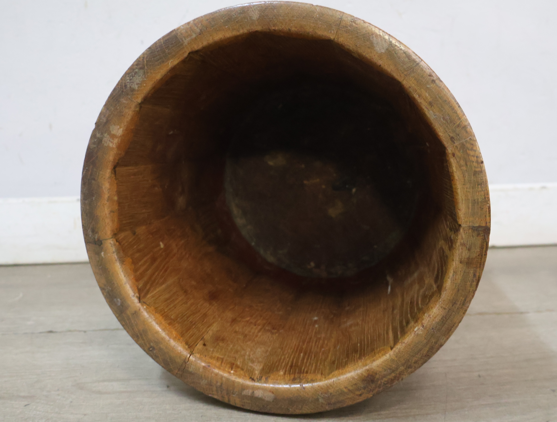 Houten halfronde bloempot met metalen banden – foto 9 – kavel bij GSD Auctions, Zoeterwoude