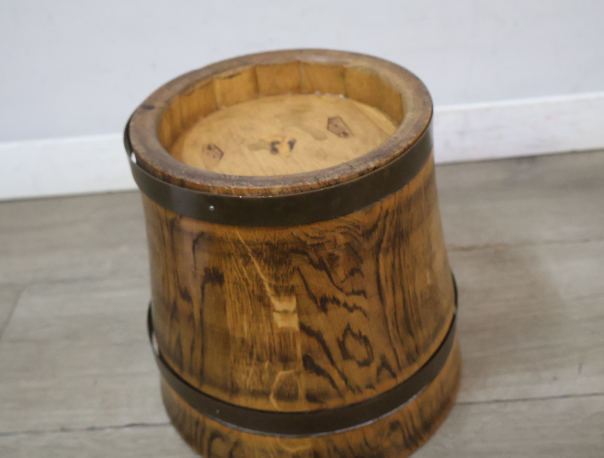 Houten halfronde bloempot met metalen banden – foto 10 – kavel bij GSD Auctions, Zoeterwoude