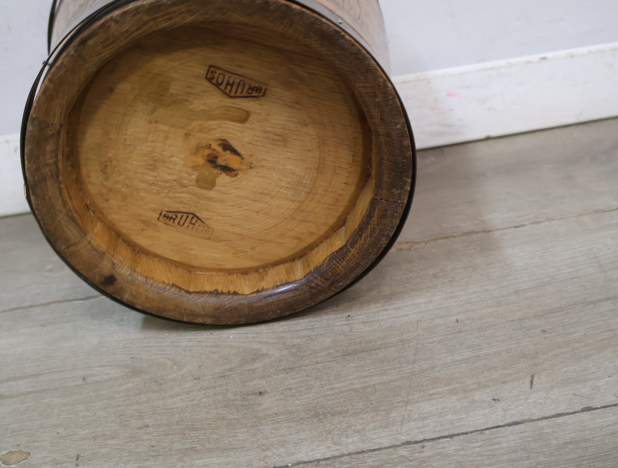 Houten halfronde bloempot met metalen banden – foto 11 – kavel bij GSD Auctions, Zoeterwoude