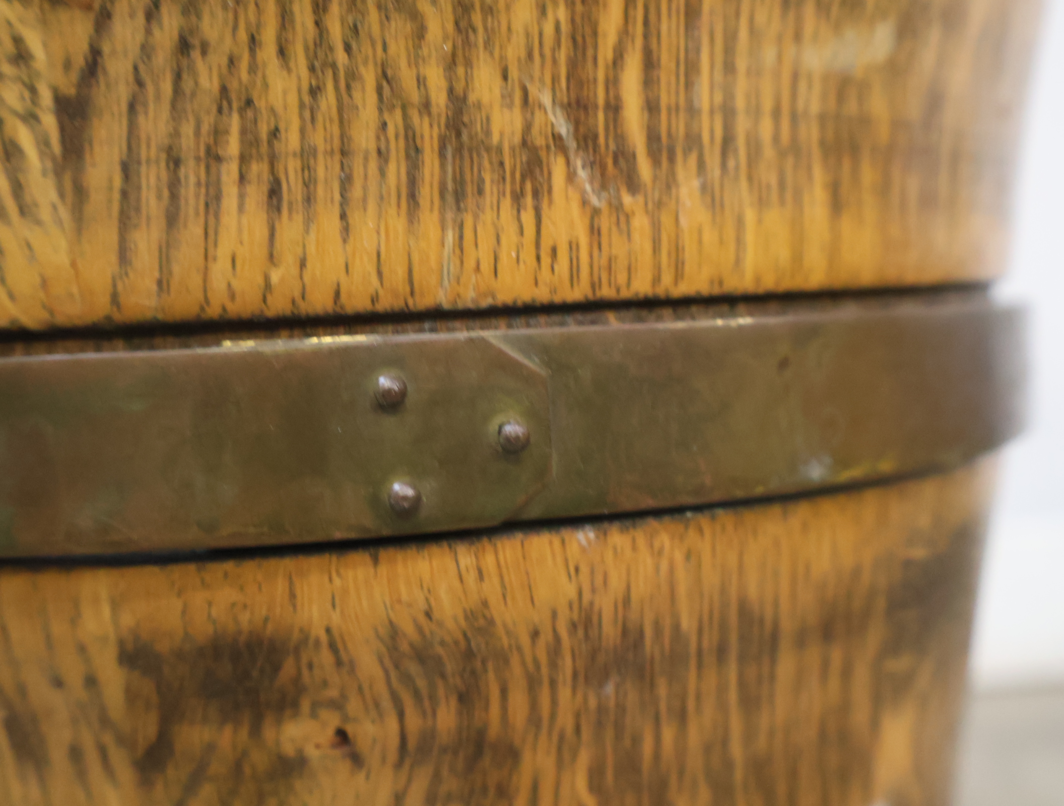 Houten halfronde bloempot met metalen banden – foto 15 – kavel bij GSD Auctions, Zoeterwoude