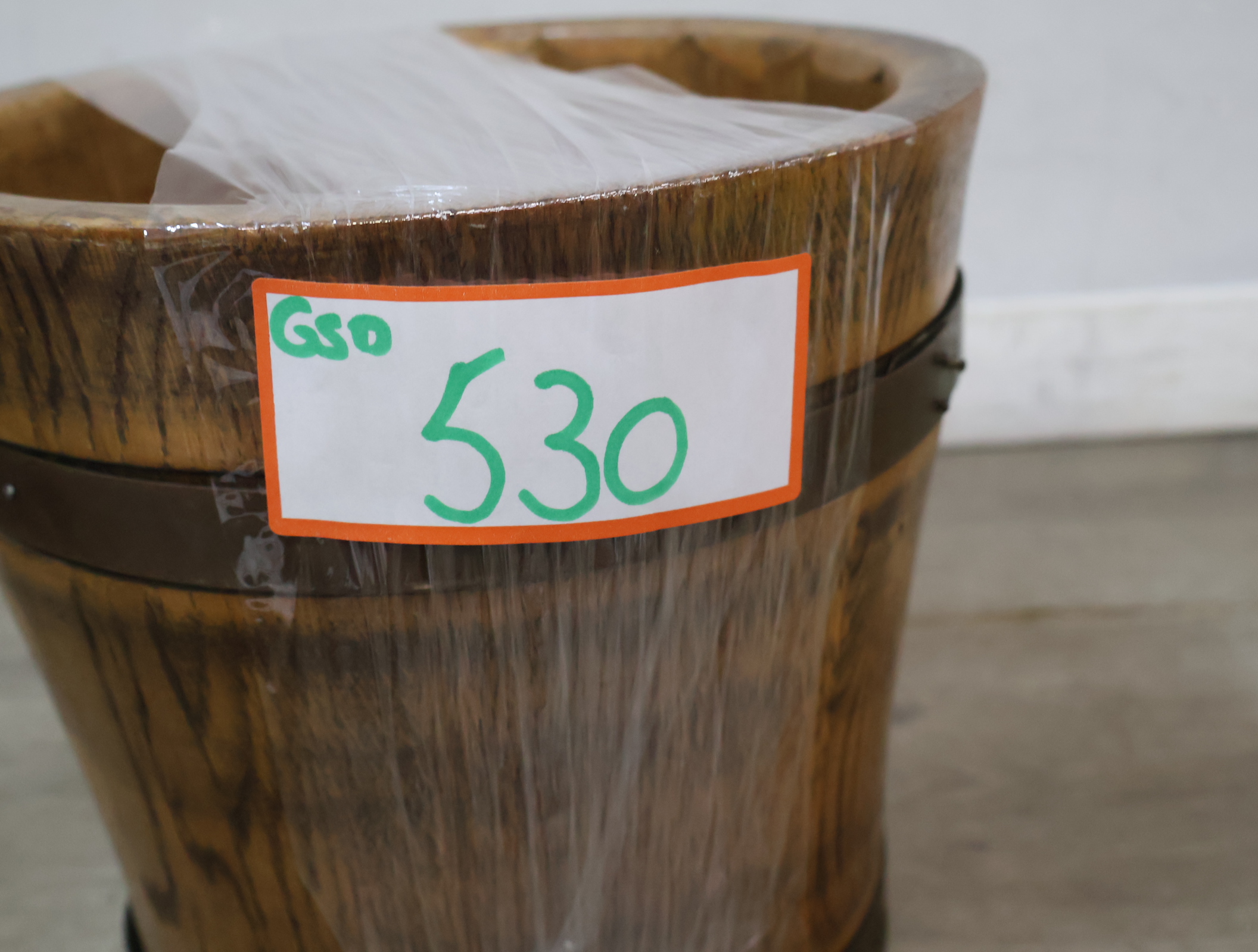 Houten halfronde bloempot met metalen banden – foto 18 – kavel bij GSD Auctions, Zoeterwoude