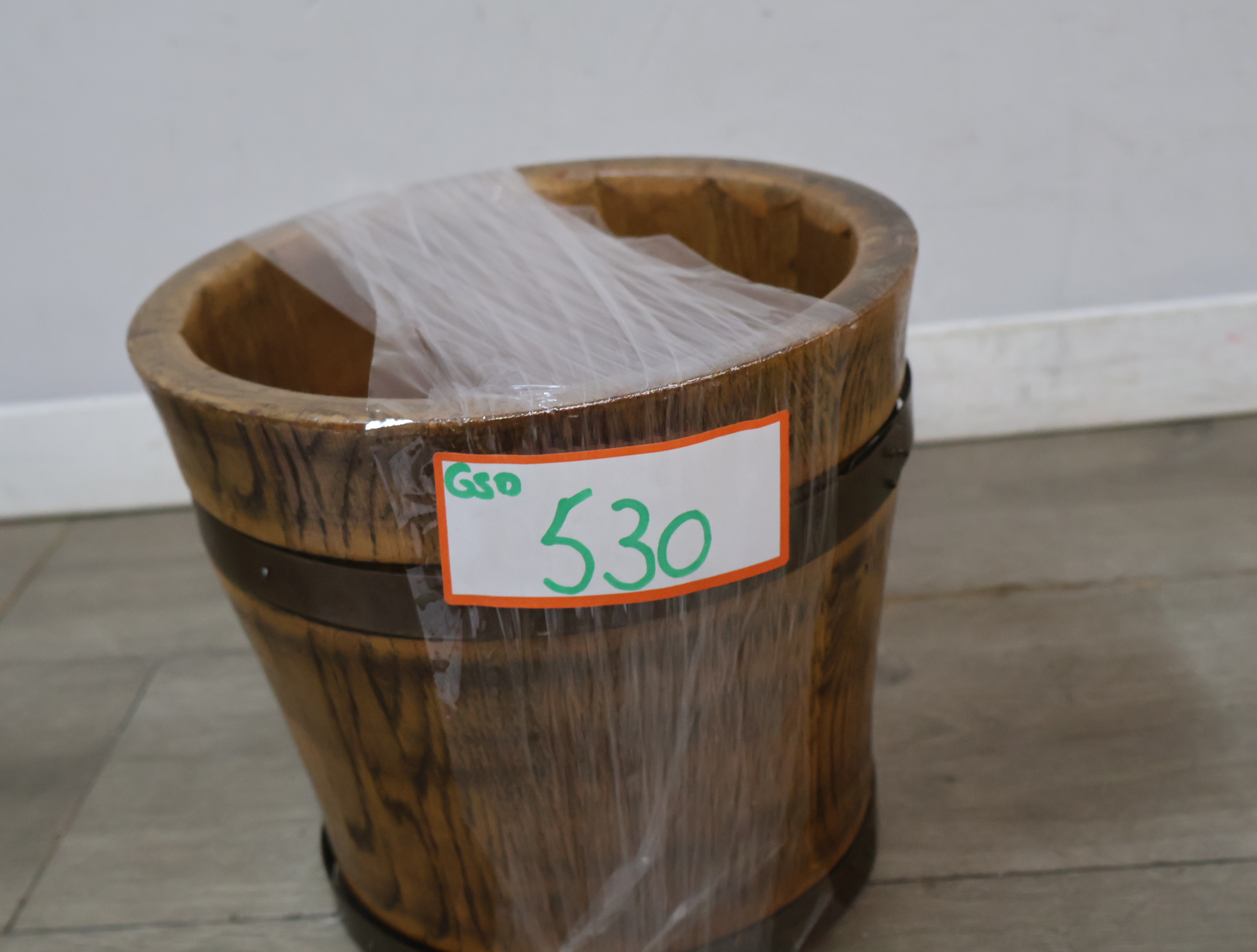 Houten halfronde bloempot met metalen banden – foto 19 – kavel bij GSD Auctions, Zoeterwoude