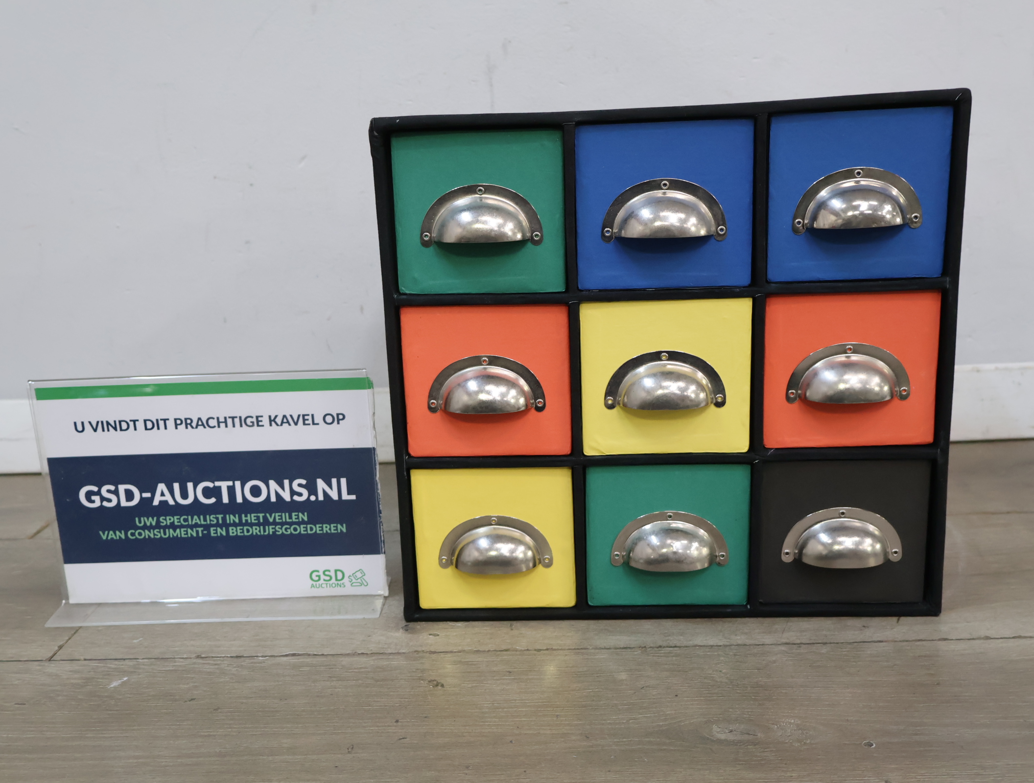 Kleurrijk ladeblok met negen lades – foto 2 – kavel bij GSD Auctions, Zoeterwoude