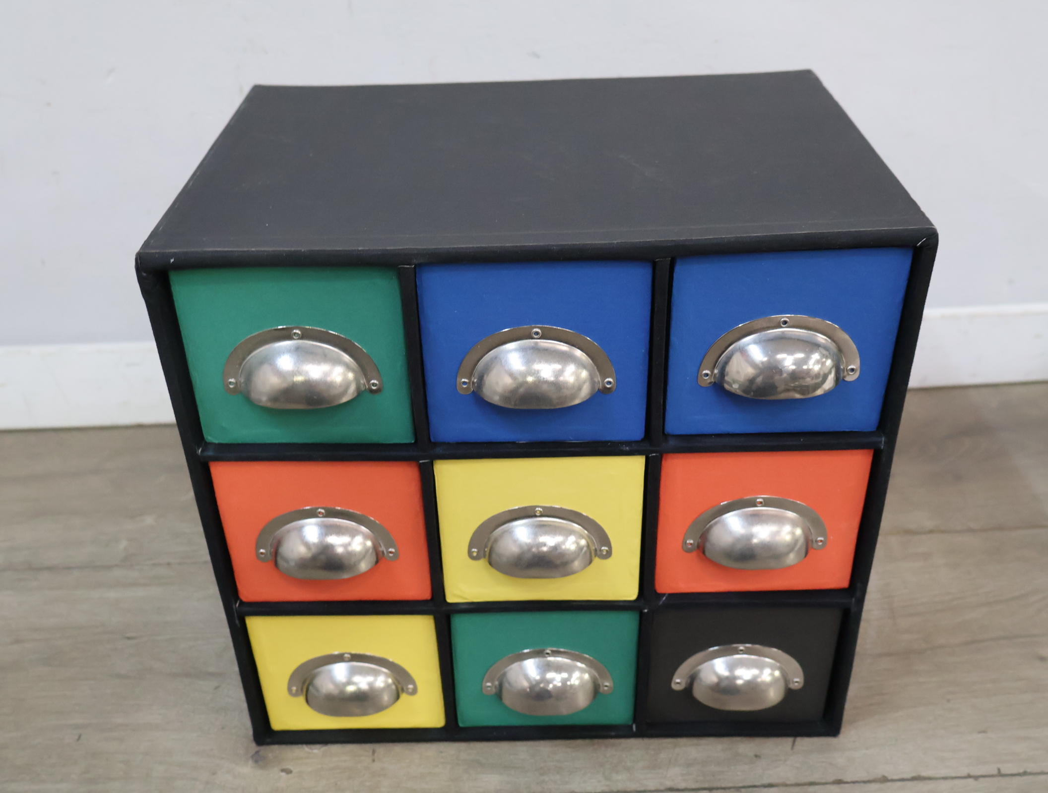 Kleurrijk ladeblok met negen lades – foto 3 – kavel bij GSD Auctions, Zoeterwoude