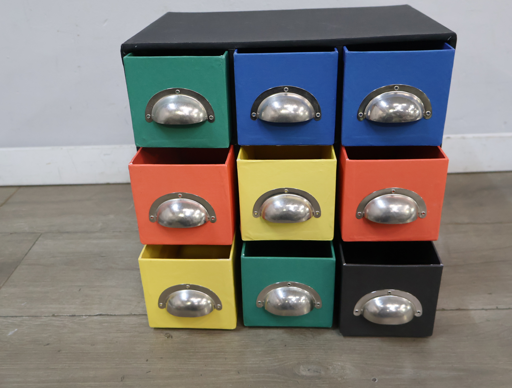Kleurrijk ladeblok met negen lades – foto 4 – kavel bij GSD Auctions, Zoeterwoude