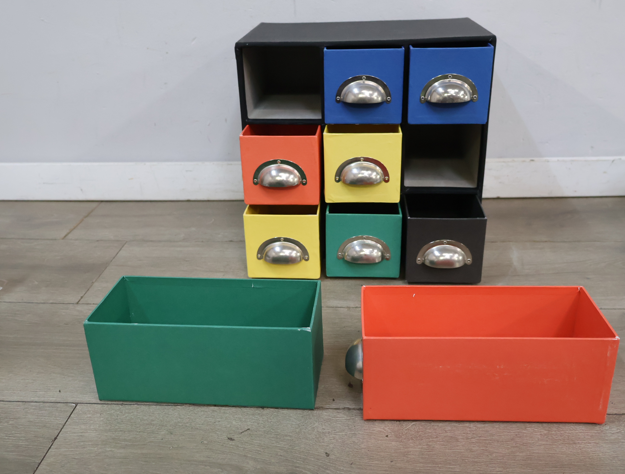 Kleurrijk ladeblok met negen lades – foto 5 – kavel bij GSD Auctions, Zoeterwoude