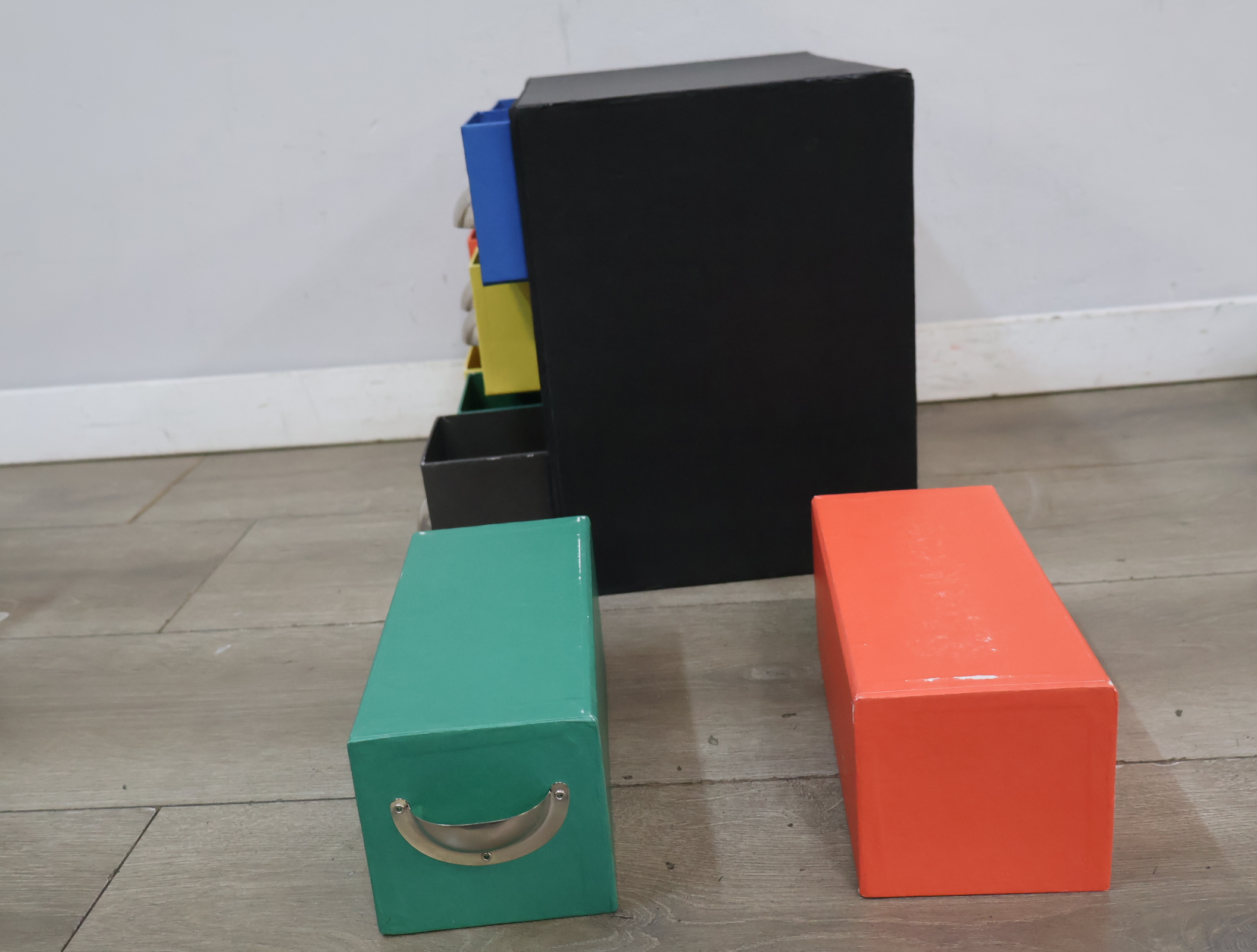 Kleurrijk ladeblok met negen lades – foto 6 – kavel bij GSD Auctions, Zoeterwoude