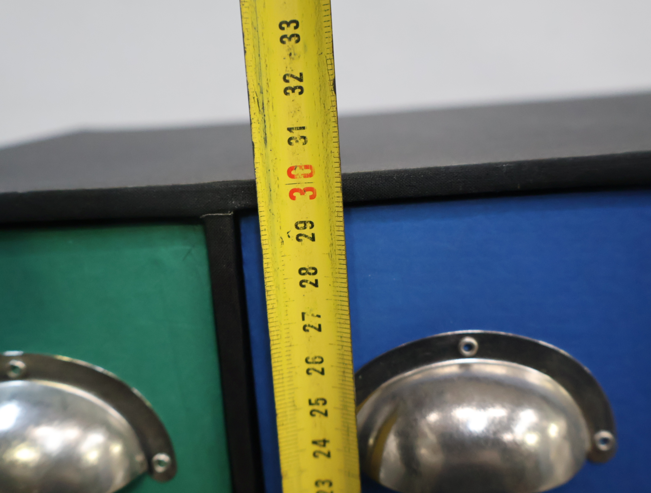Kleurrijk ladeblok met negen lades – foto 12 – kavel bij GSD Auctions, Zoeterwoude