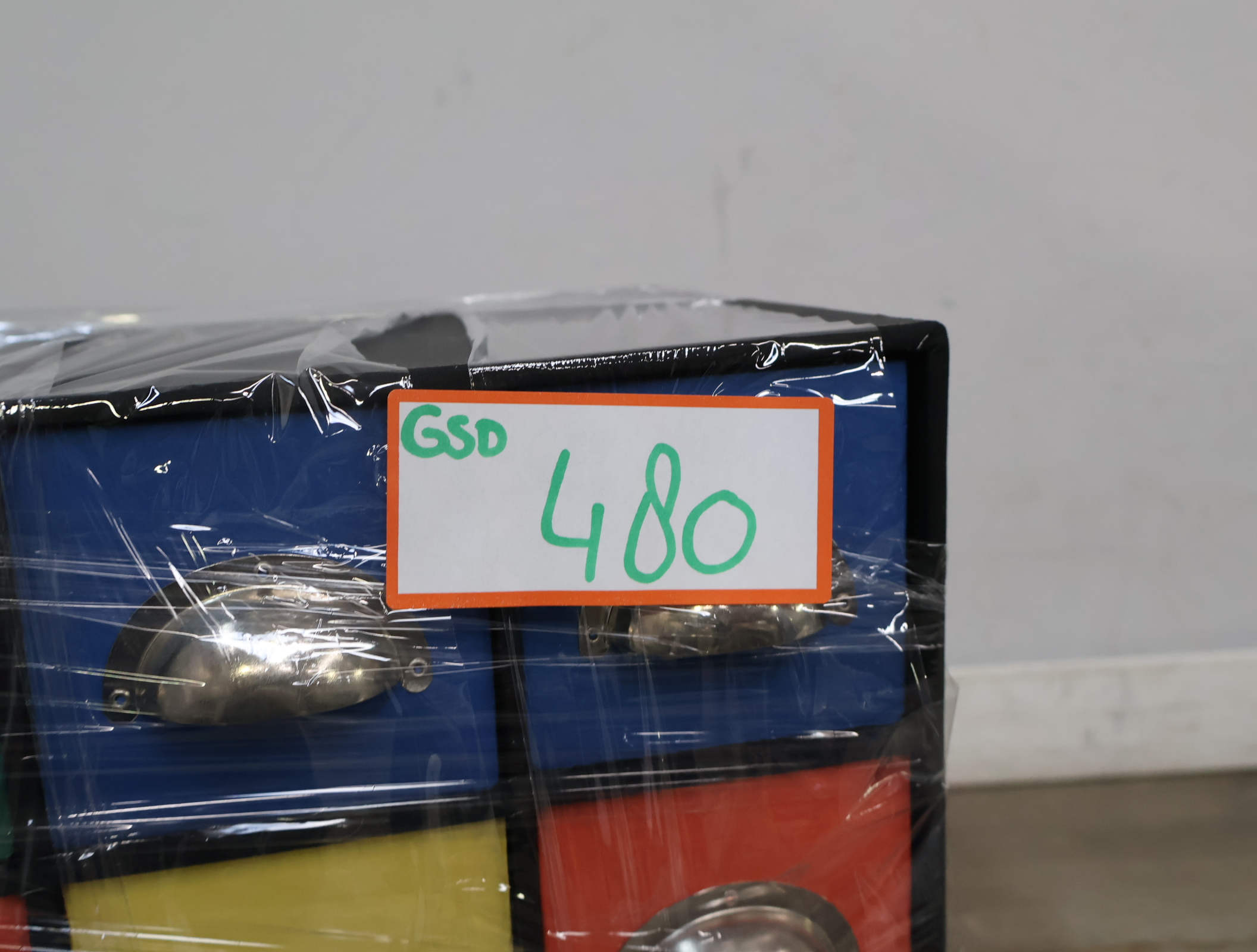 Kleurrijk ladeblok met negen lades – foto 15 – kavel bij GSD Auctions, Zoeterwoude
