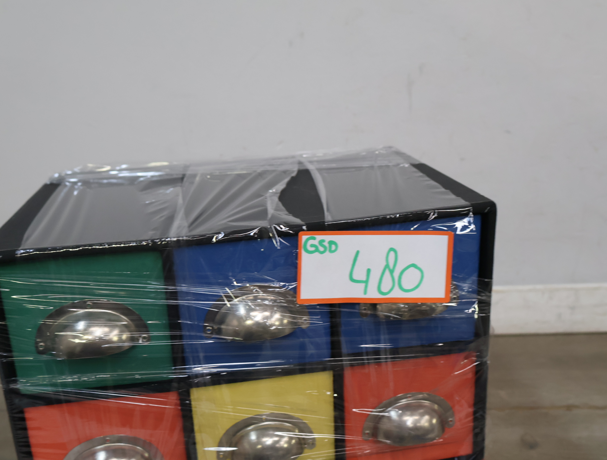 Kleurrijk ladeblok met negen lades – foto 16 – kavel bij GSD Auctions, Zoeterwoude
