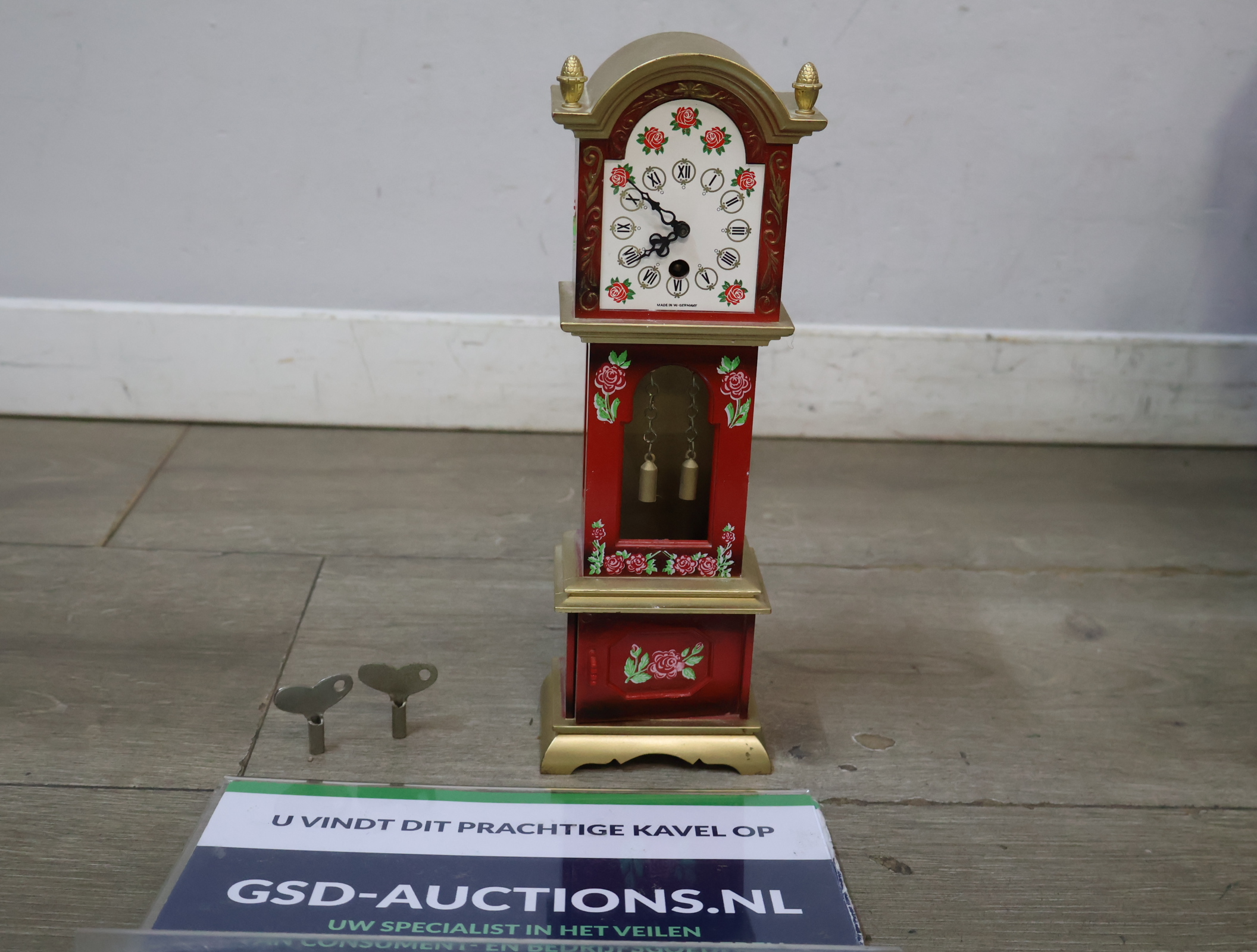 Decoratieve miniatuur staande klok – kavel bij GSD Auctions, Zoeterwoude