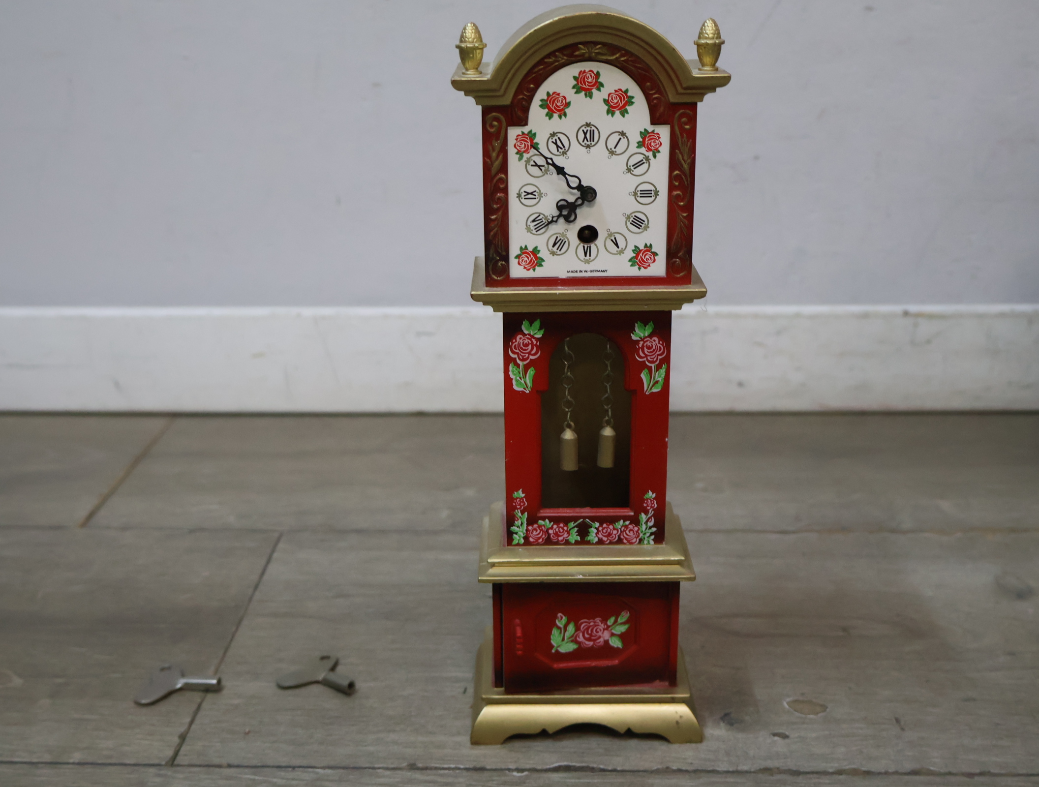 Decoratieve miniatuur staande klok – foto 3 – kavel bij GSD Auctions, Zoeterwoude