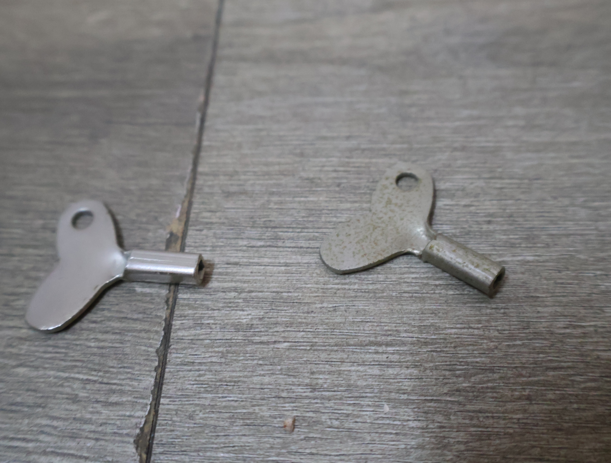 Decoratieve miniatuur staande klok – foto 4 – kavel bij GSD Auctions, Zoeterwoude