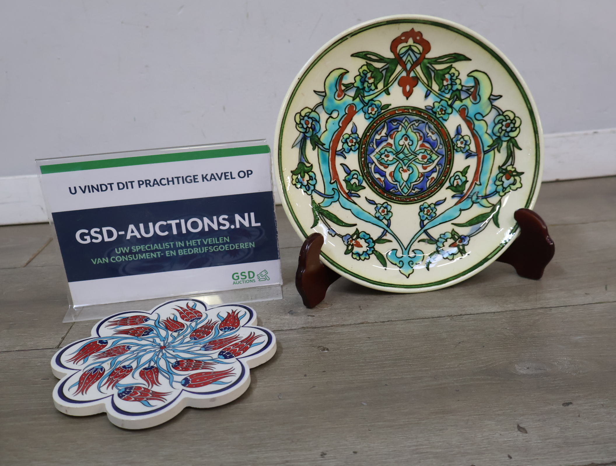 Porseleinen Bord en Onderzeteer – kavel bij GSD Auctions, Zoeterwoude
