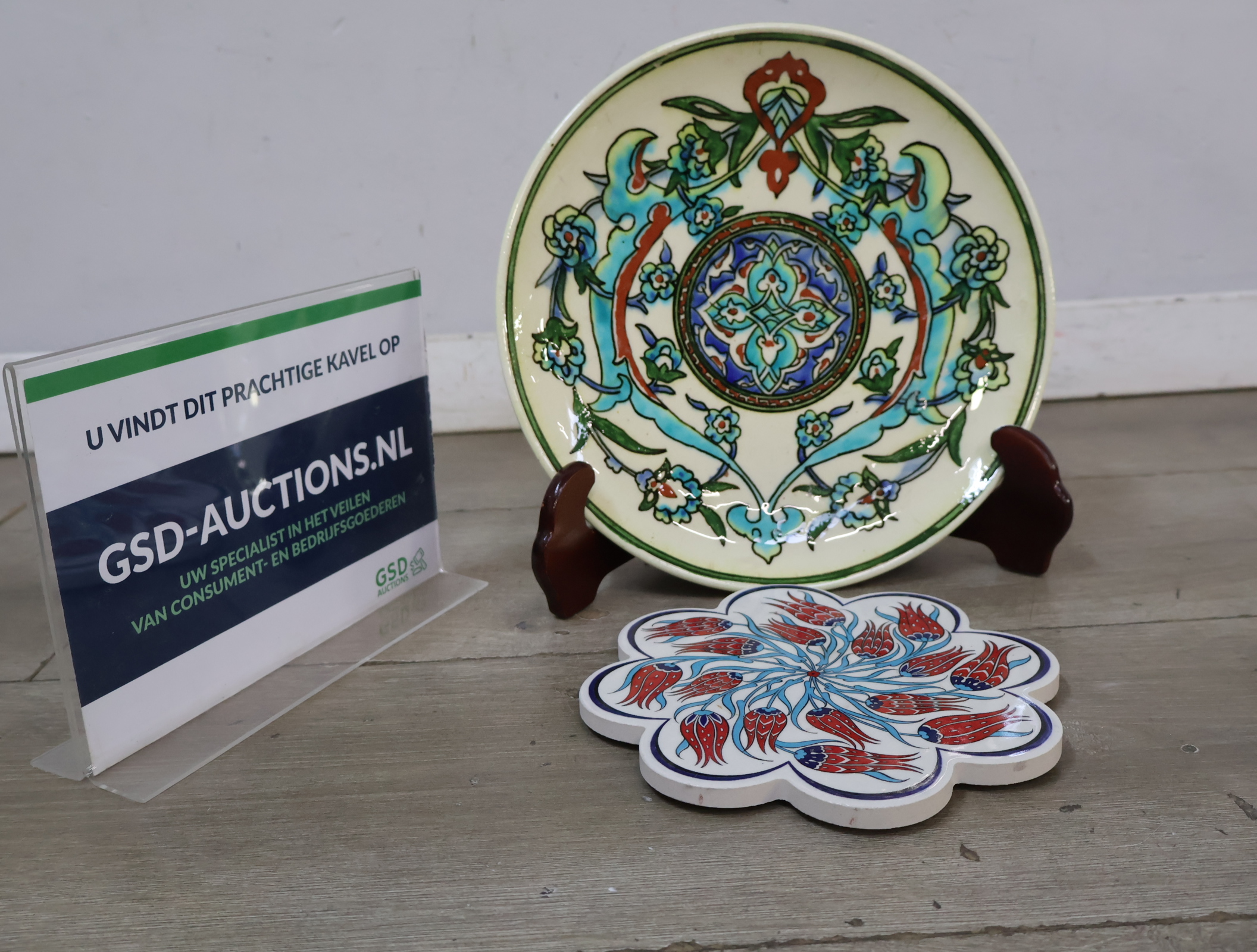 Porseleinen Bord en Onderzeteer – foto 2 – kavel bij GSD Auctions, Zoeterwoude