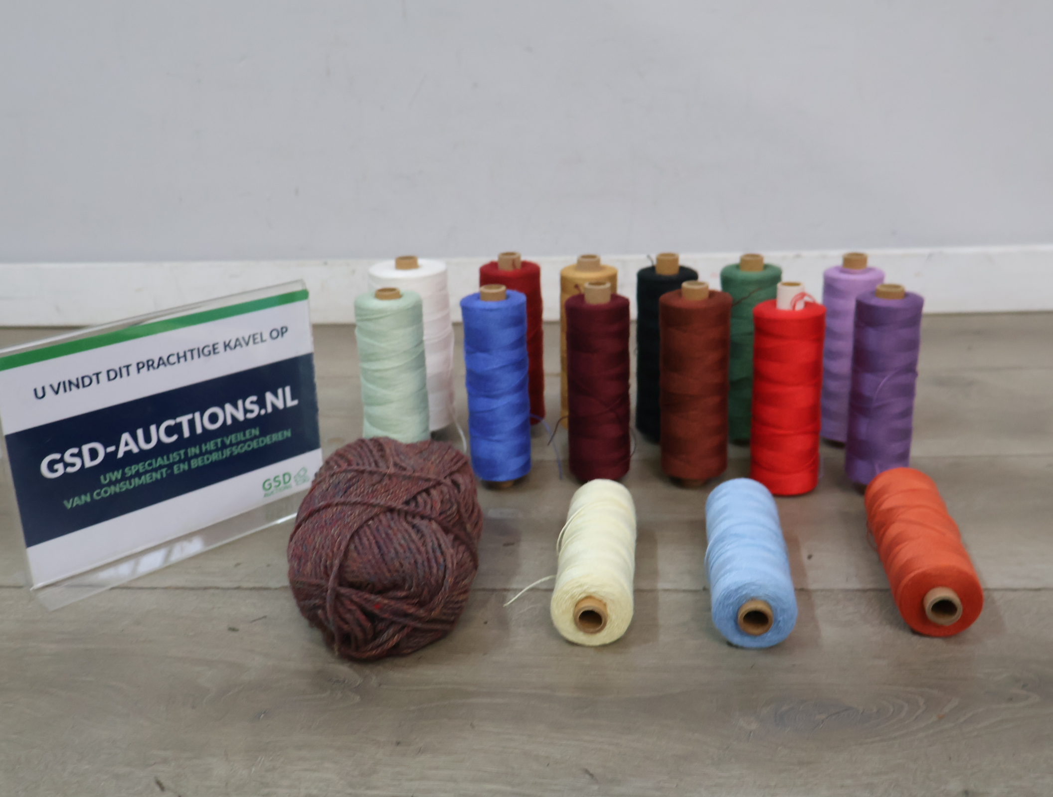 Set garenklossen en bol wol in diverse kleuren – foto 2 – kavel bij GSD Auctions, Zoeterwoude