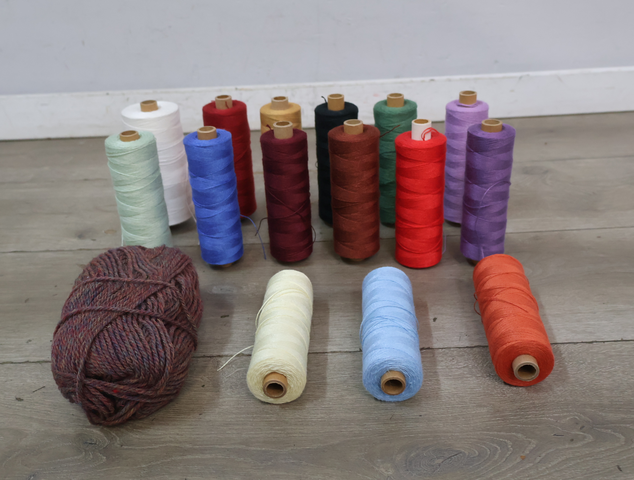 Set garenklossen en bol wol in diverse kleuren – foto 3 – kavel bij GSD Auctions, Zoeterwoude