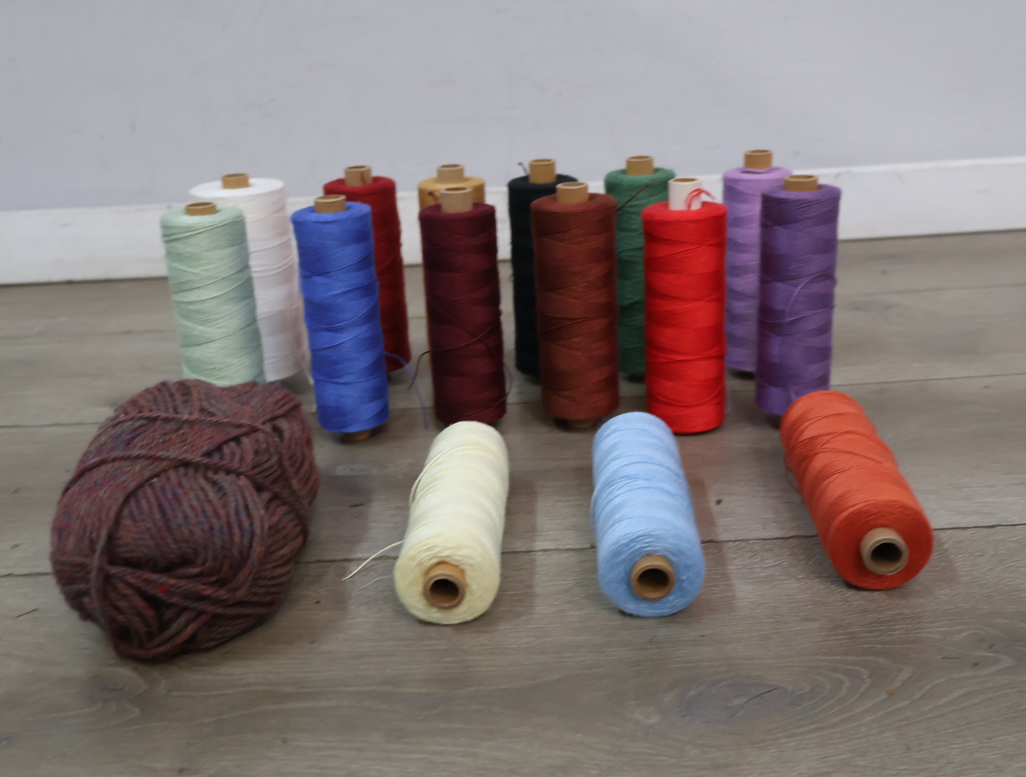 Set garenklossen en bol wol in diverse kleuren – foto 4 – kavel bij GSD Auctions, Zoeterwoude