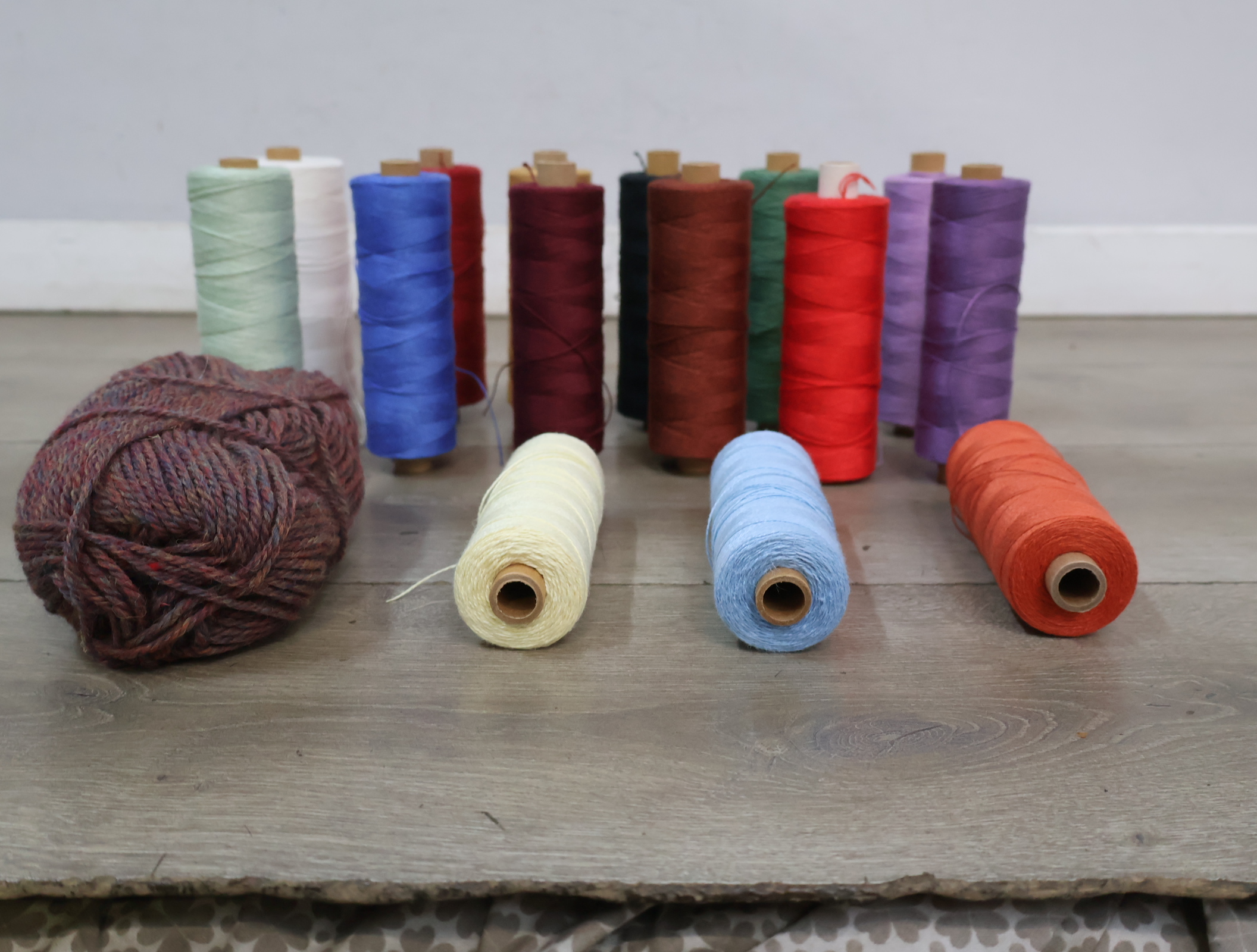 Set garenklossen en bol wol in diverse kleuren – foto 5 – kavel bij GSD Auctions, Zoeterwoude