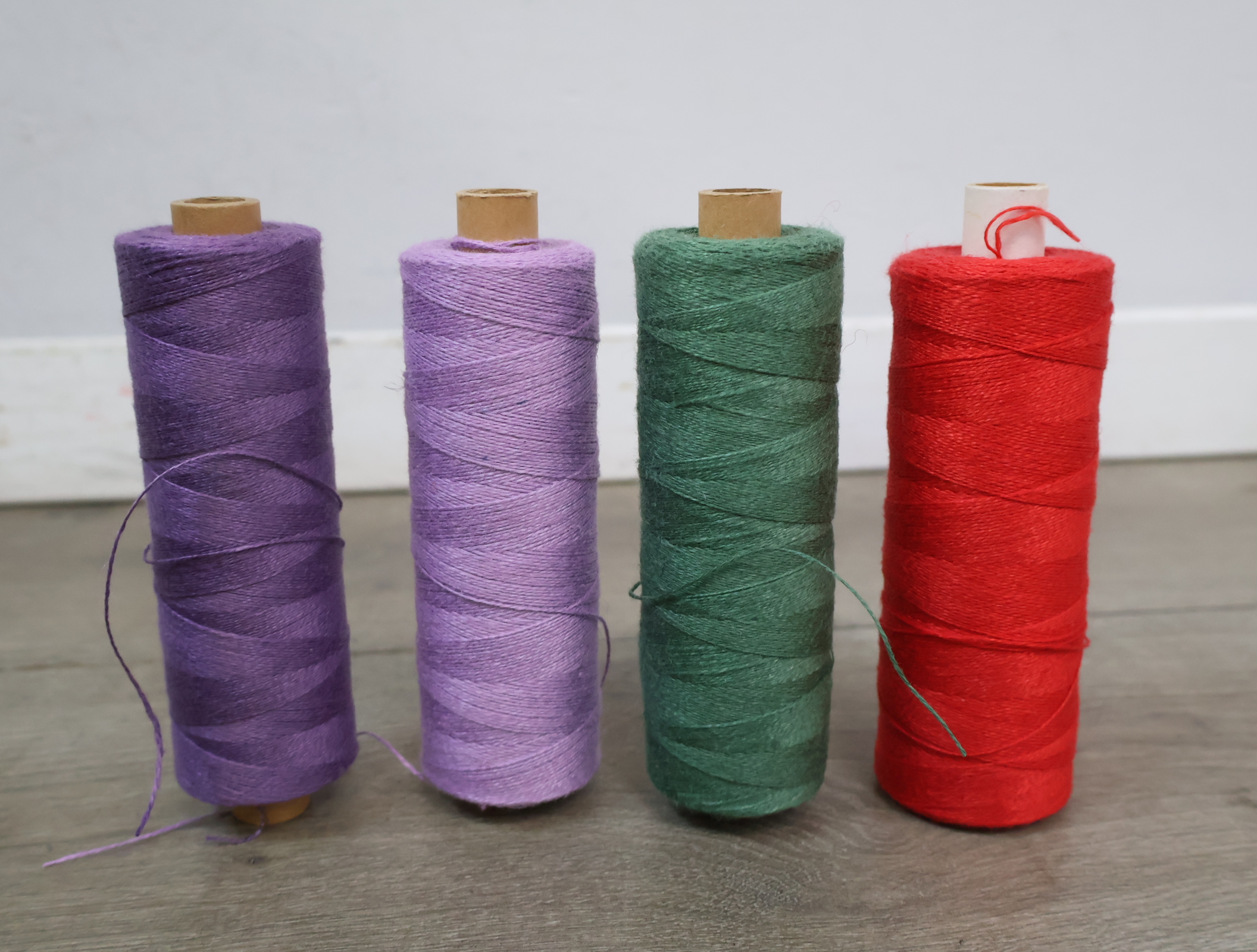 Set garenklossen en bol wol in diverse kleuren – foto 6 – kavel bij GSD Auctions, Zoeterwoude
