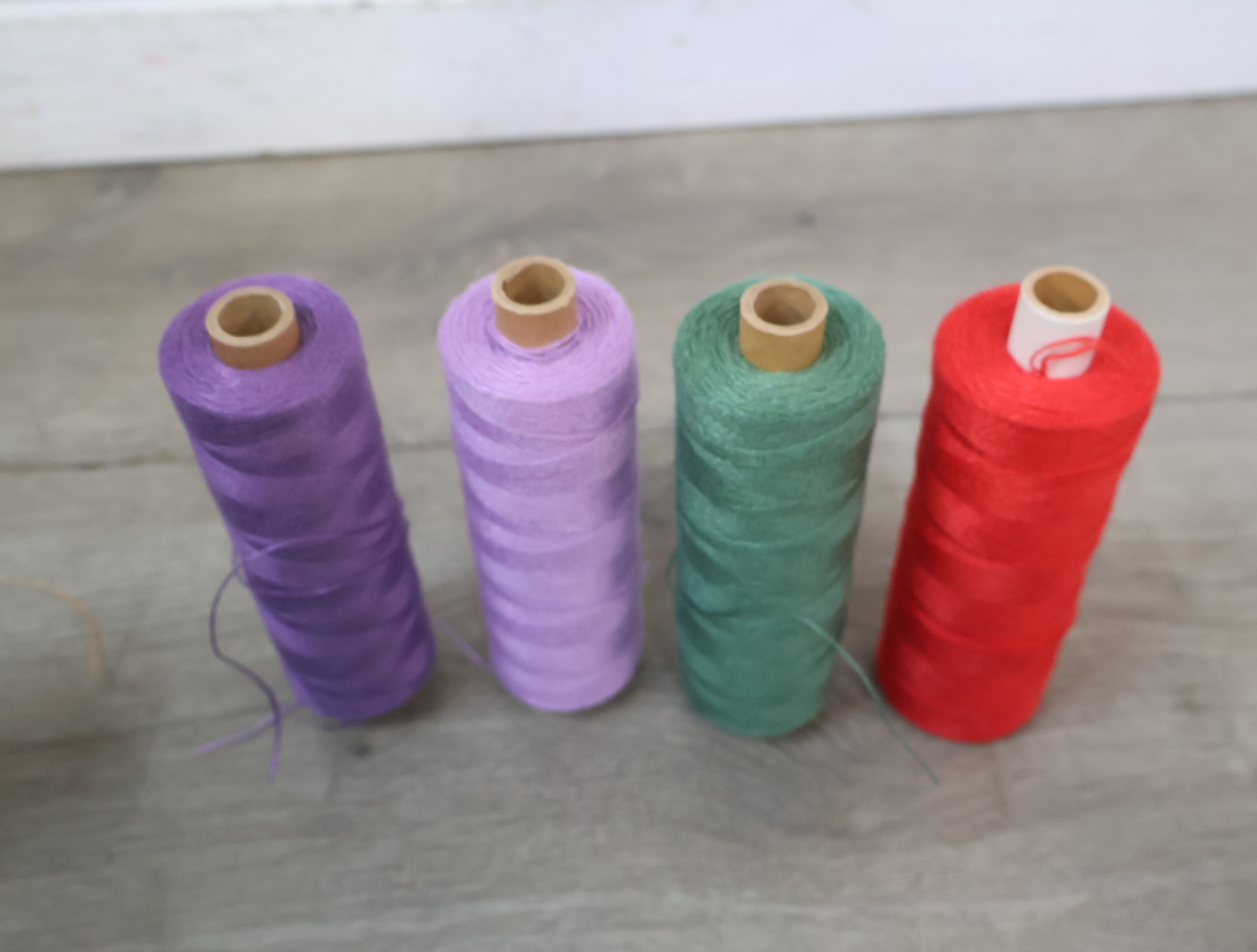 Set garenklossen en bol wol in diverse kleuren – foto 7 – kavel bij GSD Auctions, Zoeterwoude
