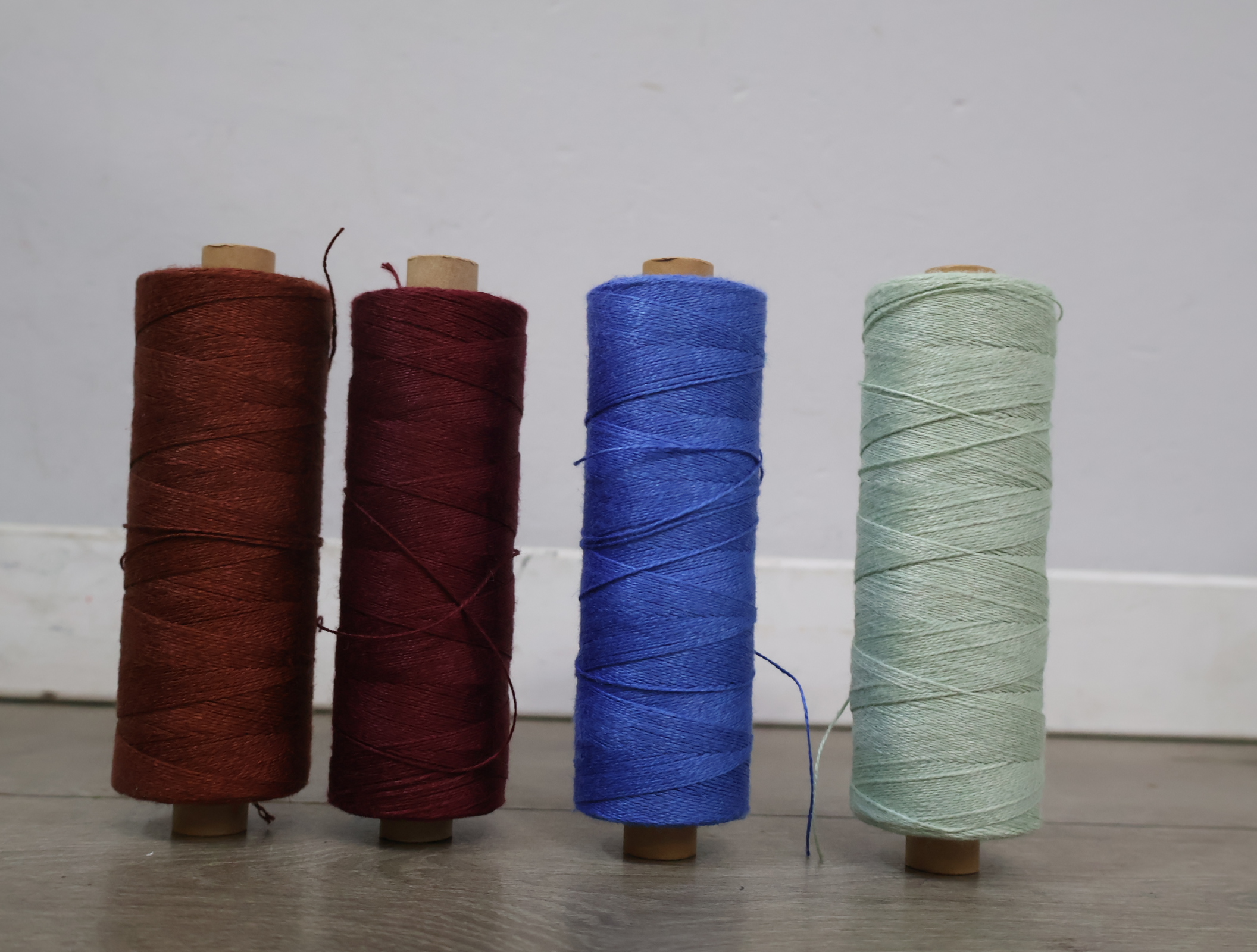 Set garenklossen en bol wol in diverse kleuren – foto 8 – kavel bij GSD Auctions, Zoeterwoude