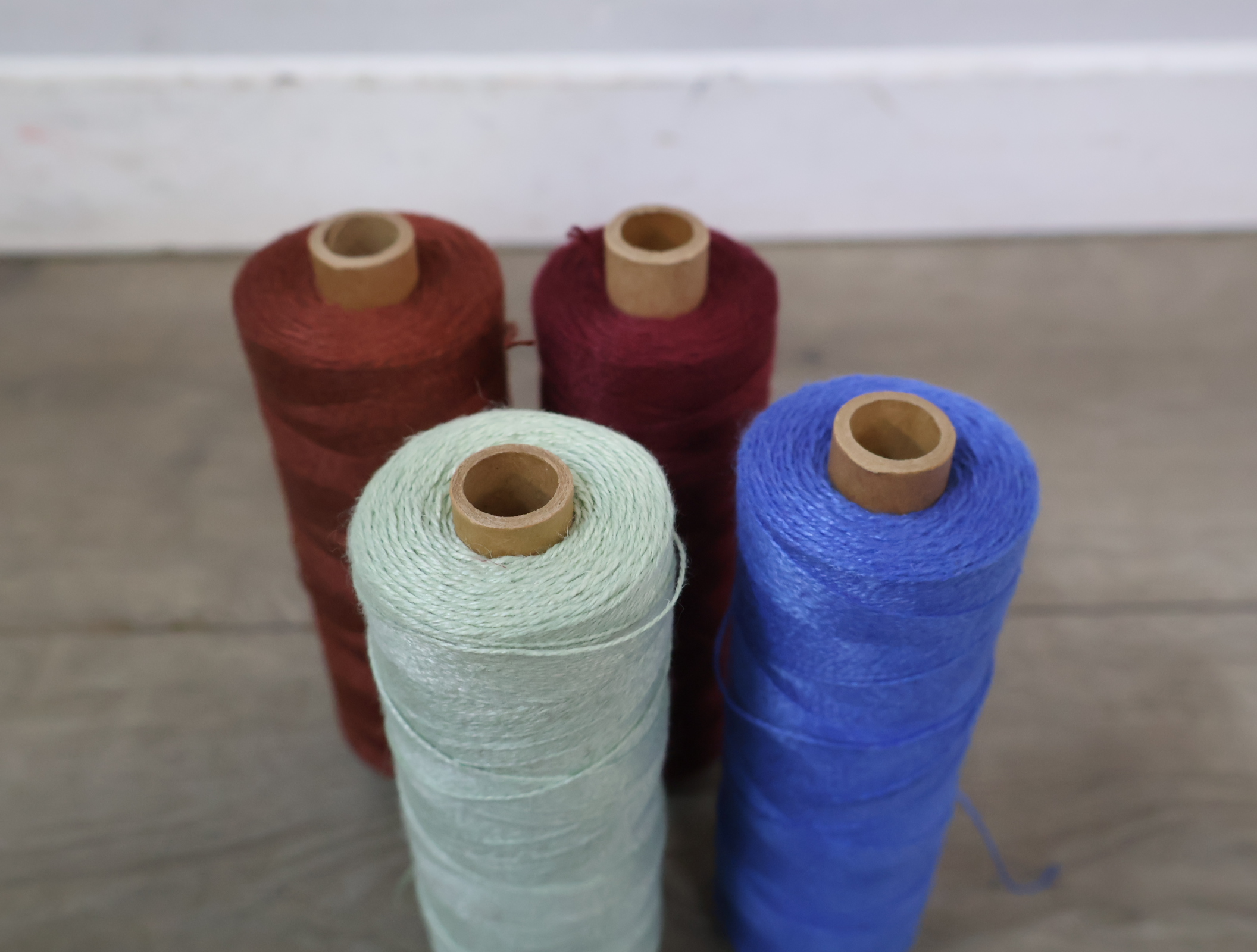 Set garenklossen en bol wol in diverse kleuren – foto 9 – kavel bij GSD Auctions, Zoeterwoude