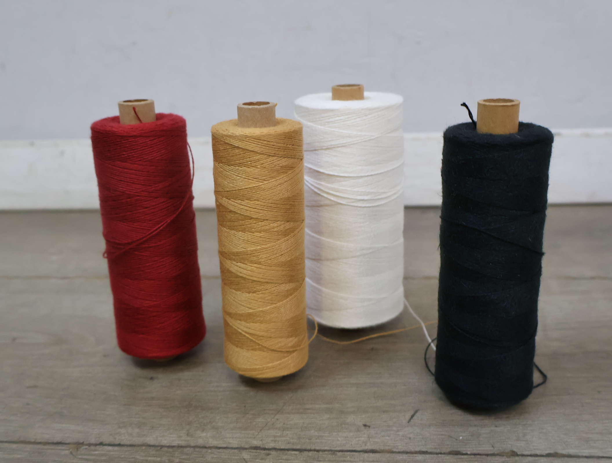 Set garenklossen en bol wol in diverse kleuren – foto 10 – kavel bij GSD Auctions, Zoeterwoude