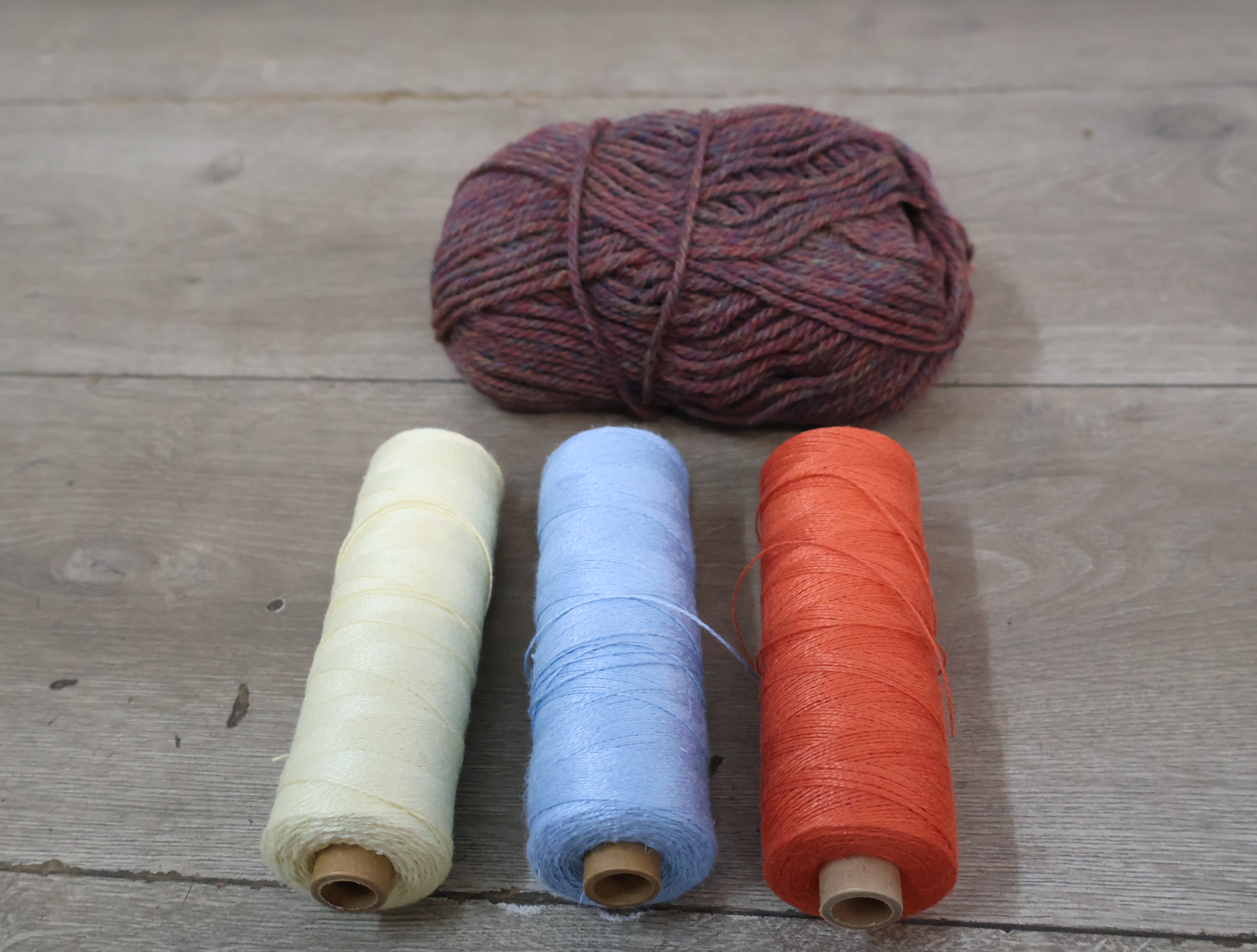 Set garenklossen en bol wol in diverse kleuren – foto 11 – kavel bij GSD Auctions, Zoeterwoude