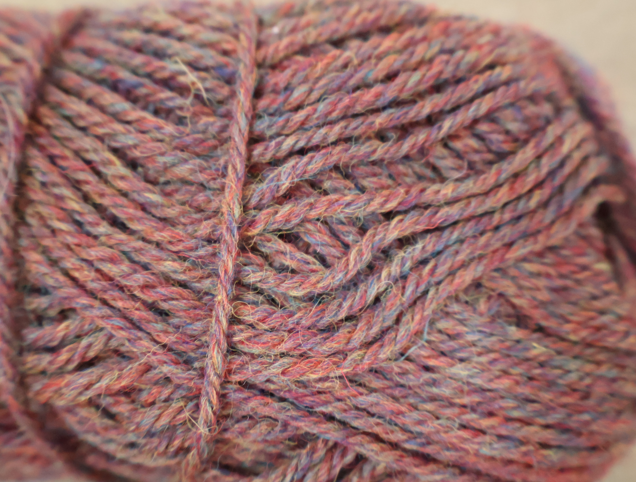 Set garenklossen en bol wol in diverse kleuren – foto 12 – kavel bij GSD Auctions, Zoeterwoude