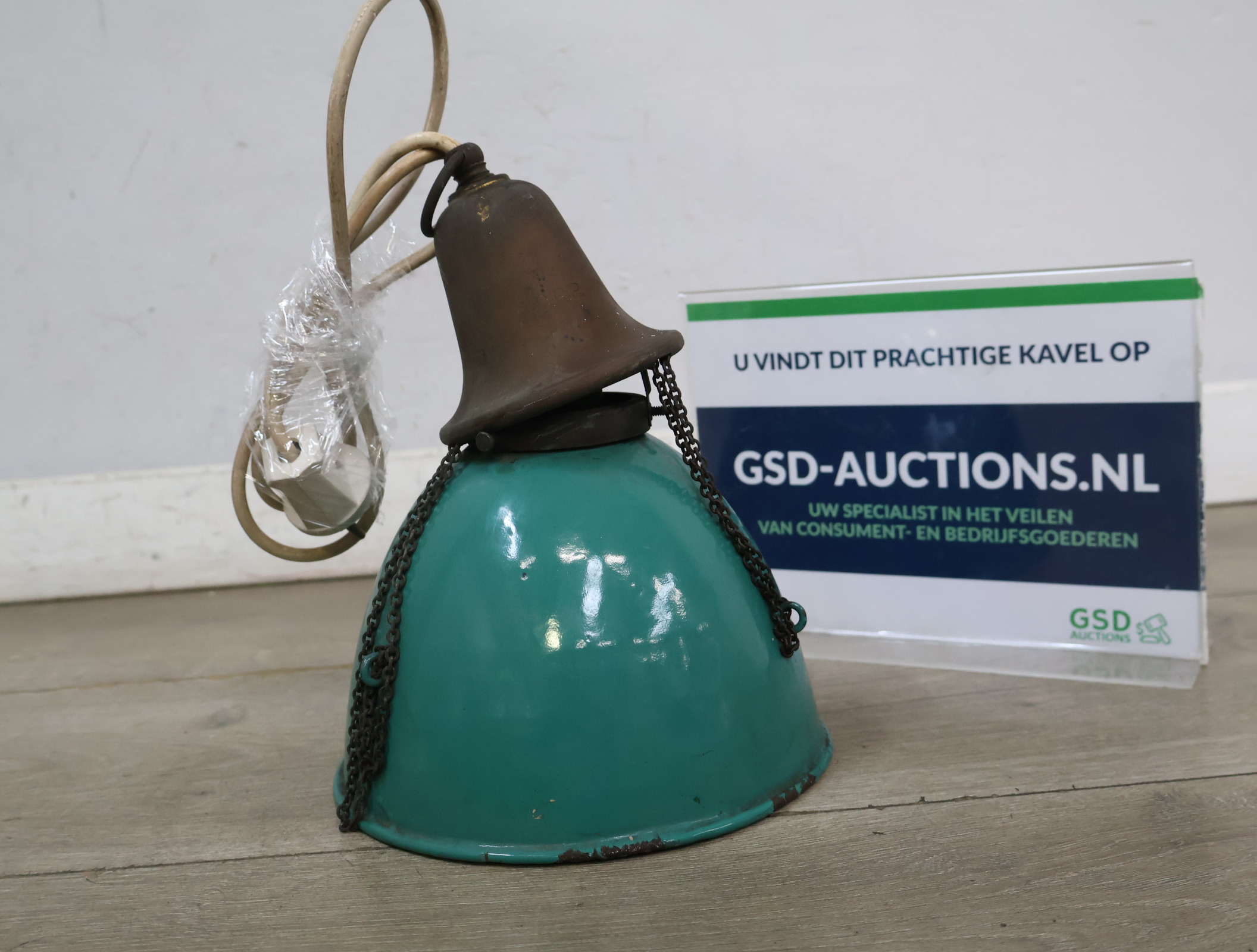Vintage hanglamp met emaille kap - Jaren '60 – kavel bij GSD Auctions, Zoeterwoude