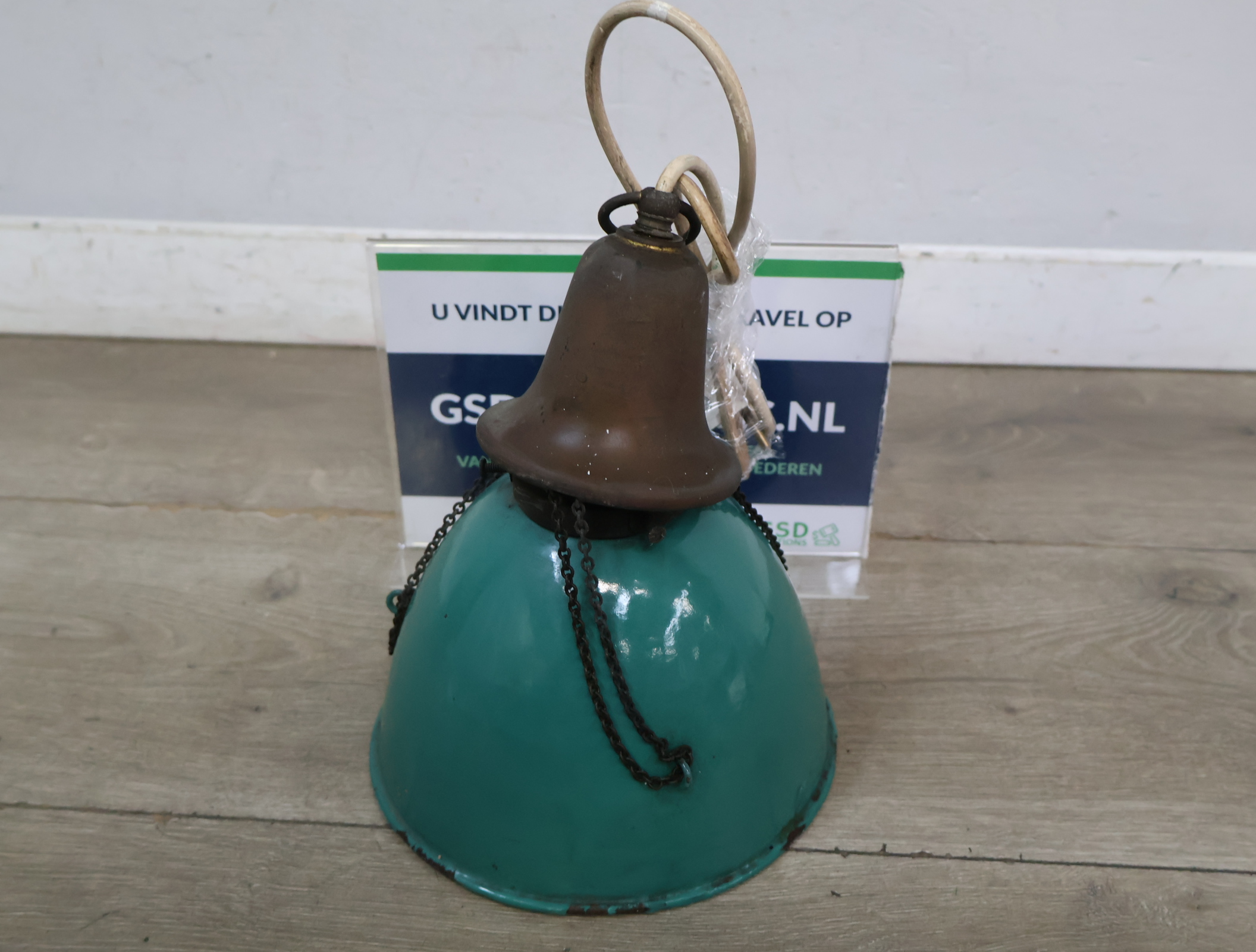 Vintage hanglamp met emaille kap - Jaren '60 – foto 2 – kavel bij GSD Auctions, Zoeterwoude