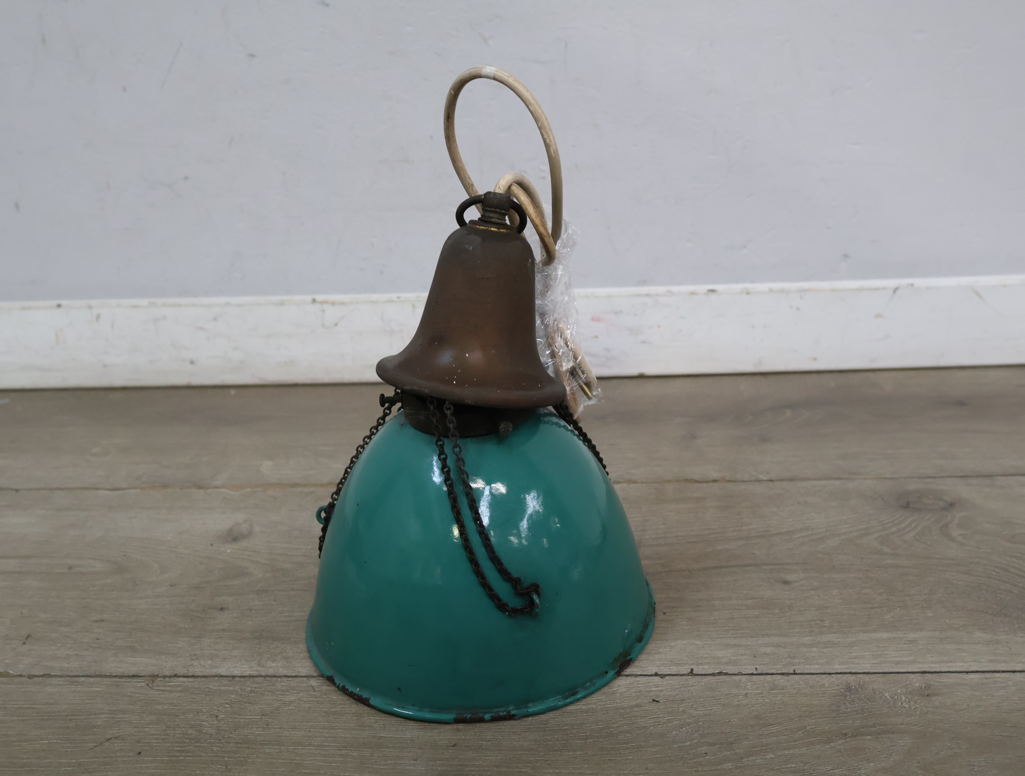 Vintage hanglamp met emaille kap - Jaren '60 – foto 3 – kavel bij GSD Auctions, Zoeterwoude