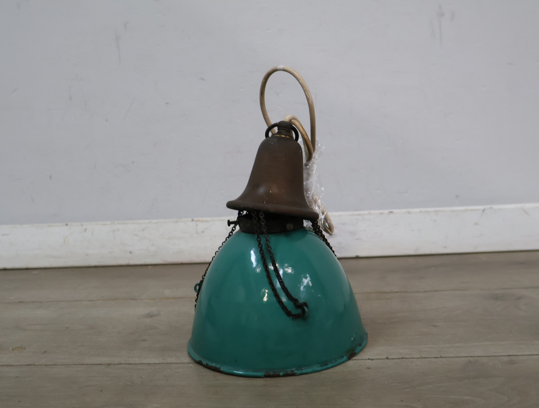 Vintage hanglamp met emaille kap - Jaren '60 – foto 4 – kavel bij GSD Auctions, Zoeterwoude