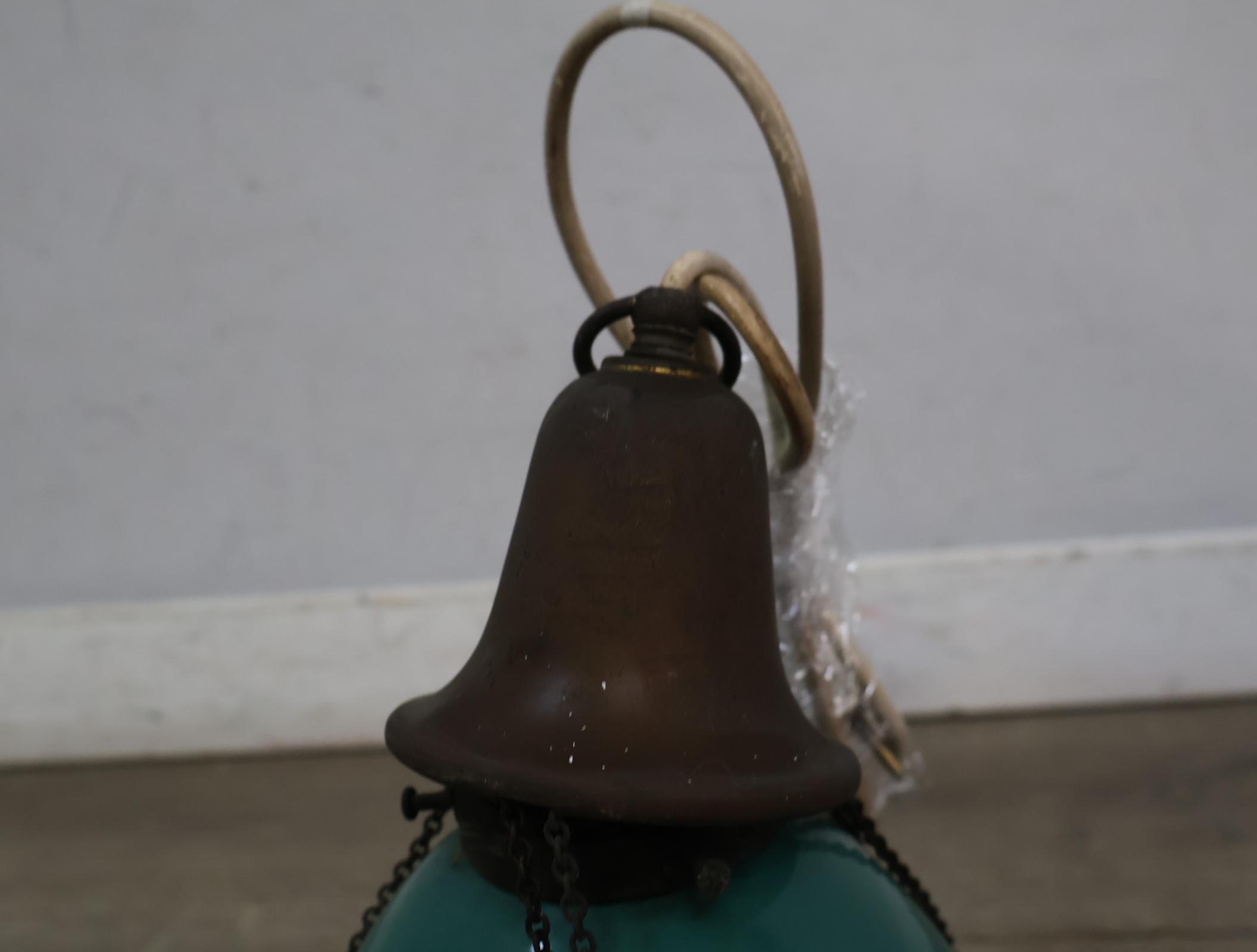 Vintage hanglamp met emaille kap - Jaren '60 – foto 6 – kavel bij GSD Auctions, Zoeterwoude