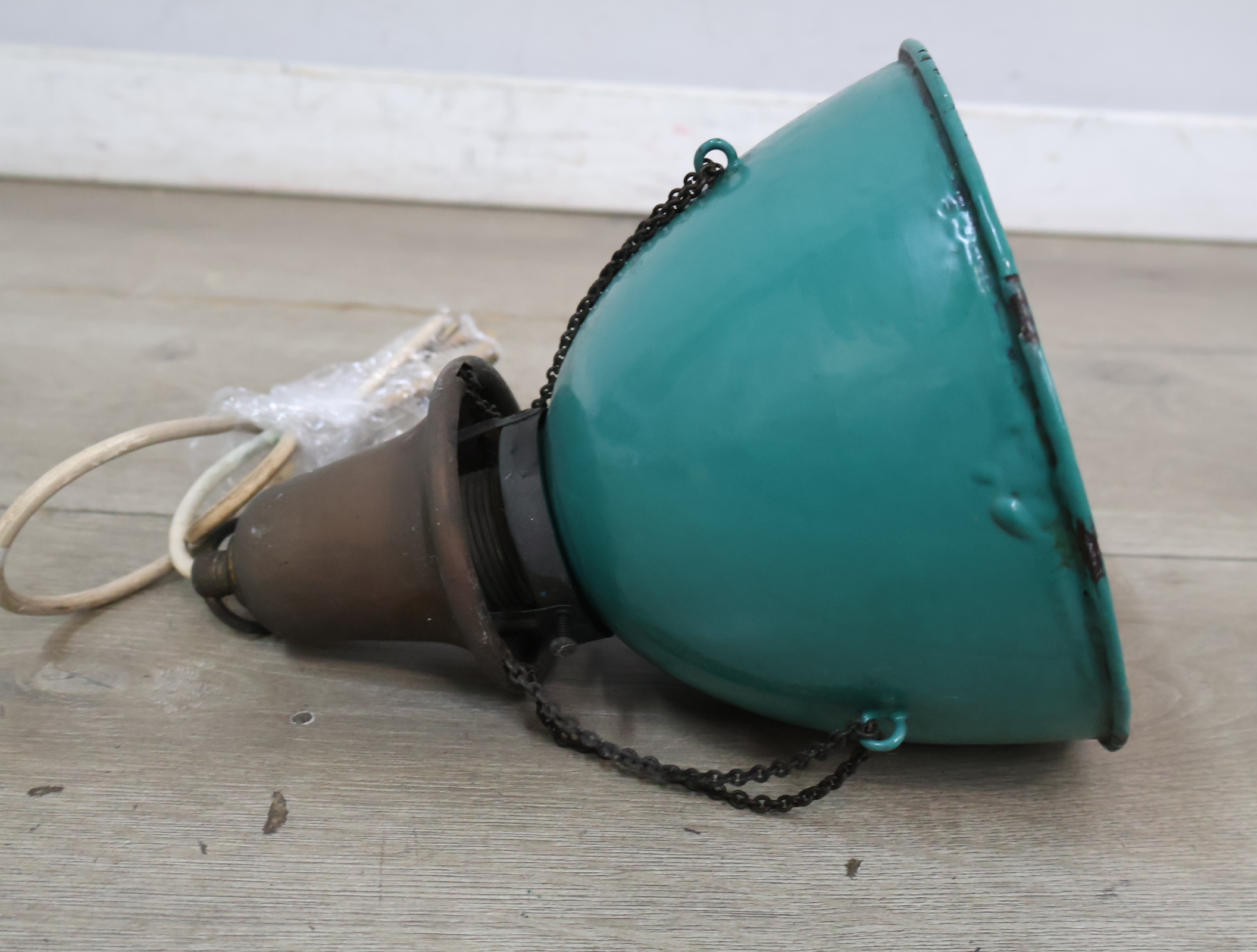 Vintage hanglamp met emaille kap - Jaren '60 – foto 7 – kavel bij GSD Auctions, Zoeterwoude