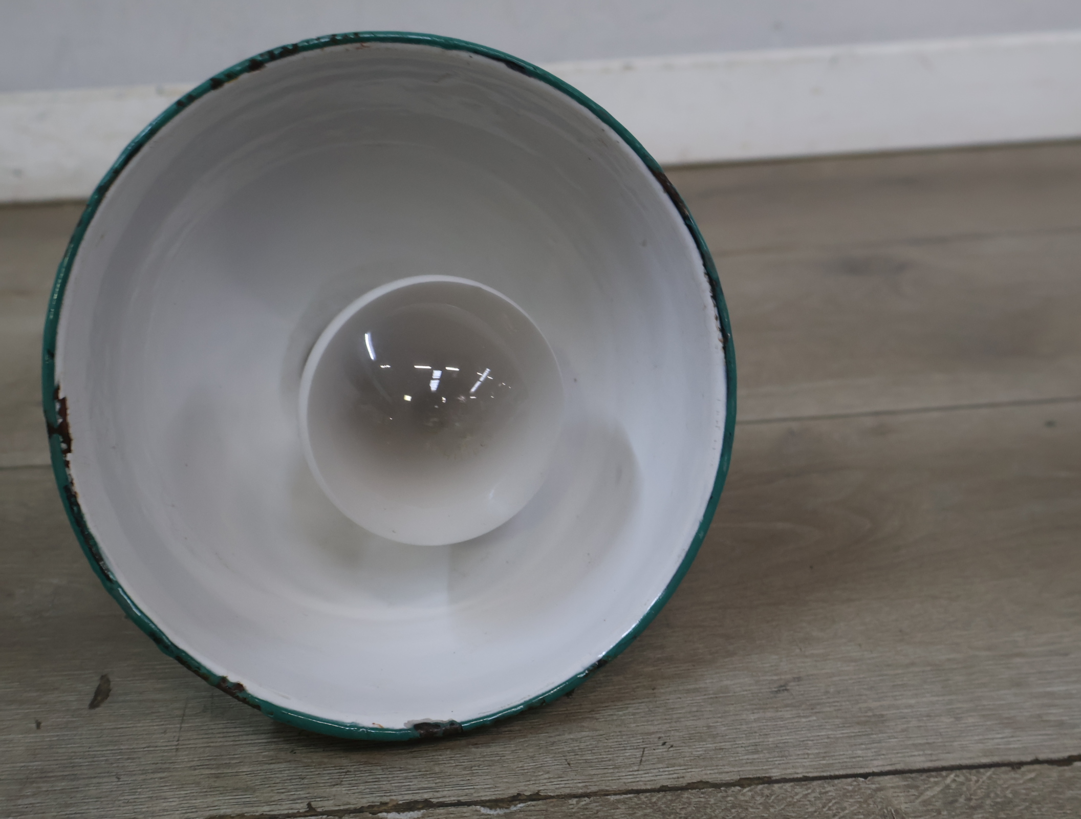 Vintage hanglamp met emaille kap - Jaren '60 – foto 8 – kavel bij GSD Auctions, Zoeterwoude