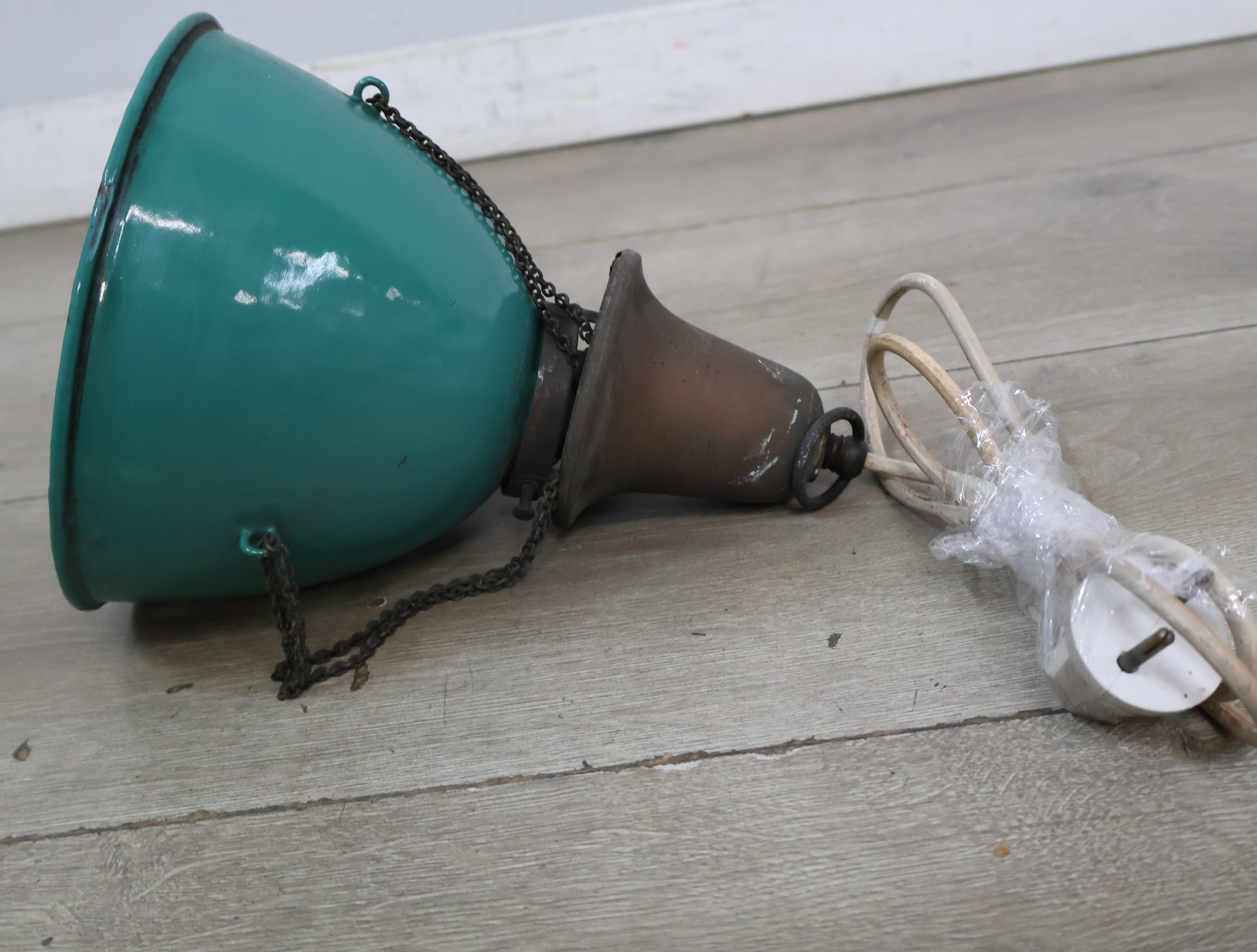 Vintage hanglamp met emaille kap - Jaren '60 – foto 9 – kavel bij GSD Auctions, Zoeterwoude