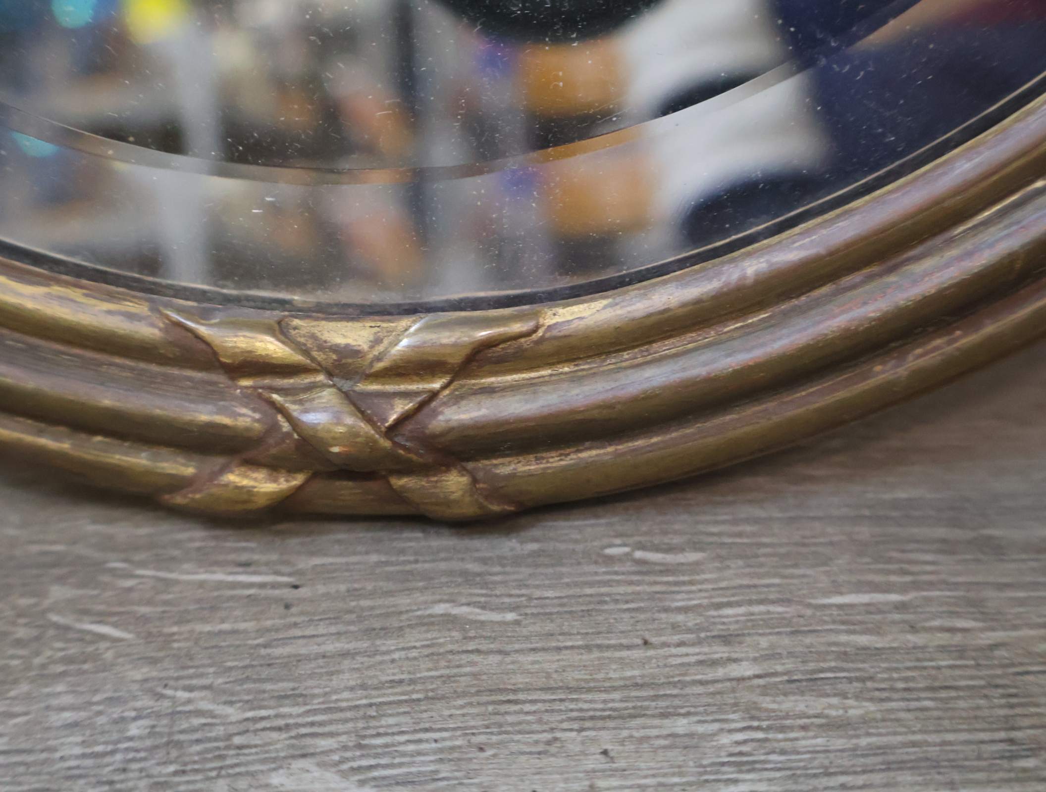 Ovale spiegel met gouden decoratieve lijst – foto 6 – kavel bij GSD Auctions, Zoeterwoude