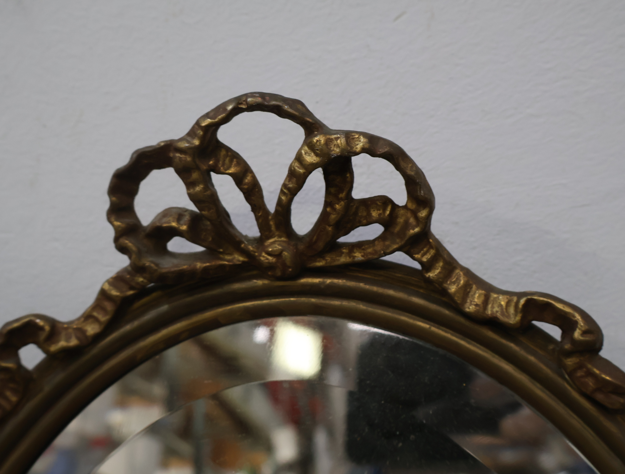 Ovale spiegel met gouden decoratieve lijst – foto 7 – kavel bij GSD Auctions, Zoeterwoude