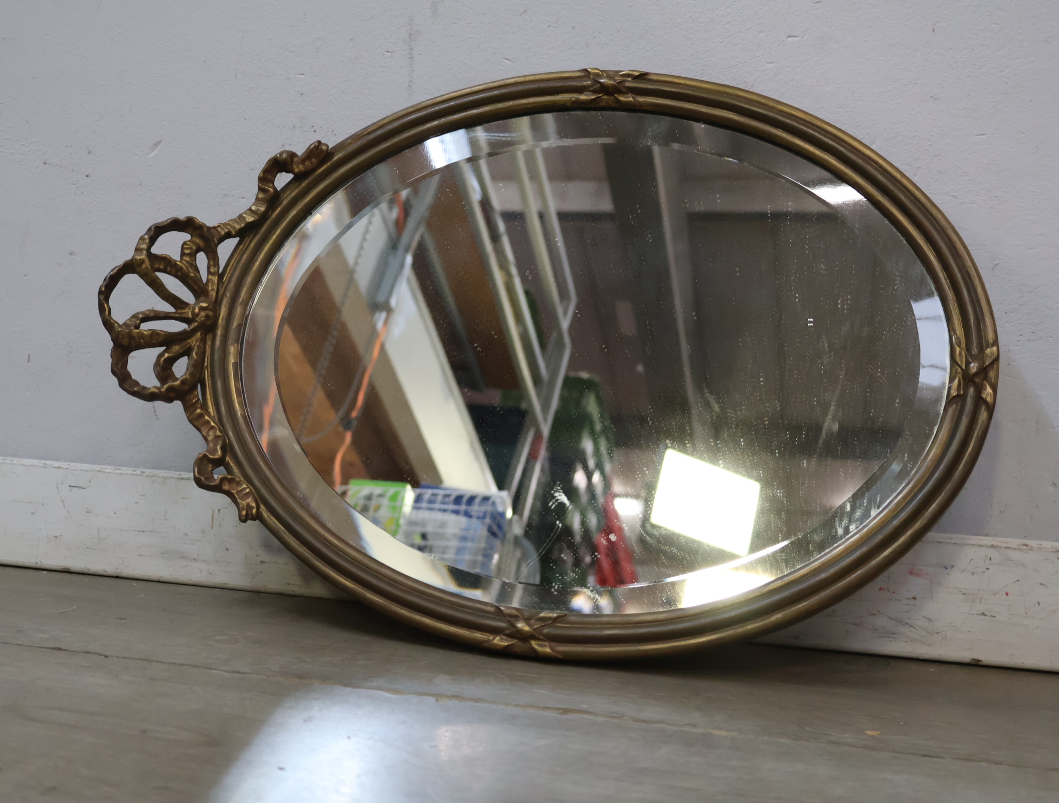 Ovale spiegel met gouden decoratieve lijst – foto 9 – kavel bij GSD Auctions, Zoeterwoude