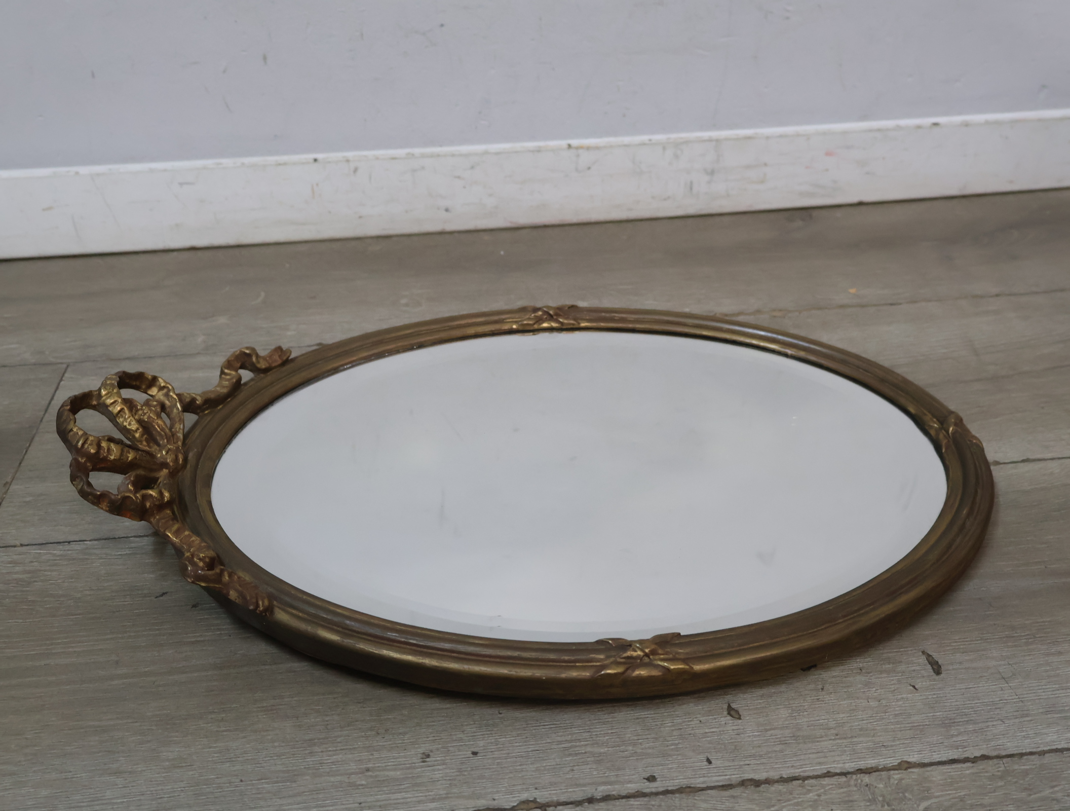 Ovale spiegel met gouden decoratieve lijst – foto 10 – kavel bij GSD Auctions, Zoeterwoude