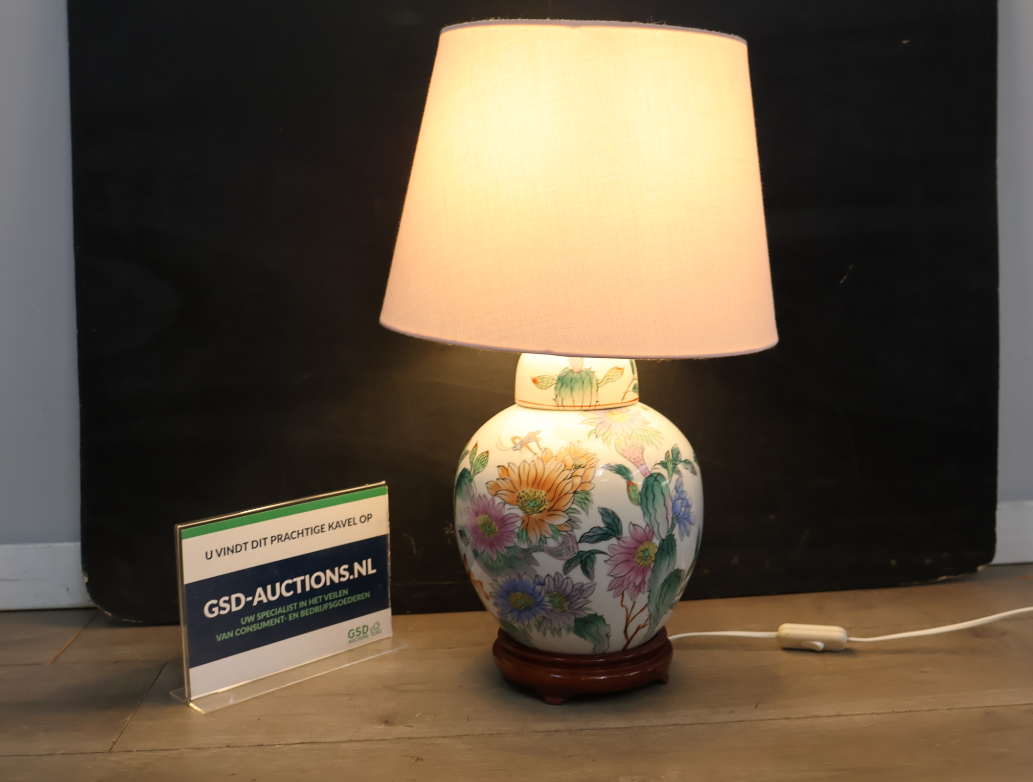 Oosterse Porseleinen Tafellamp – kavel bij GSD Auctions, Zoeterwoude