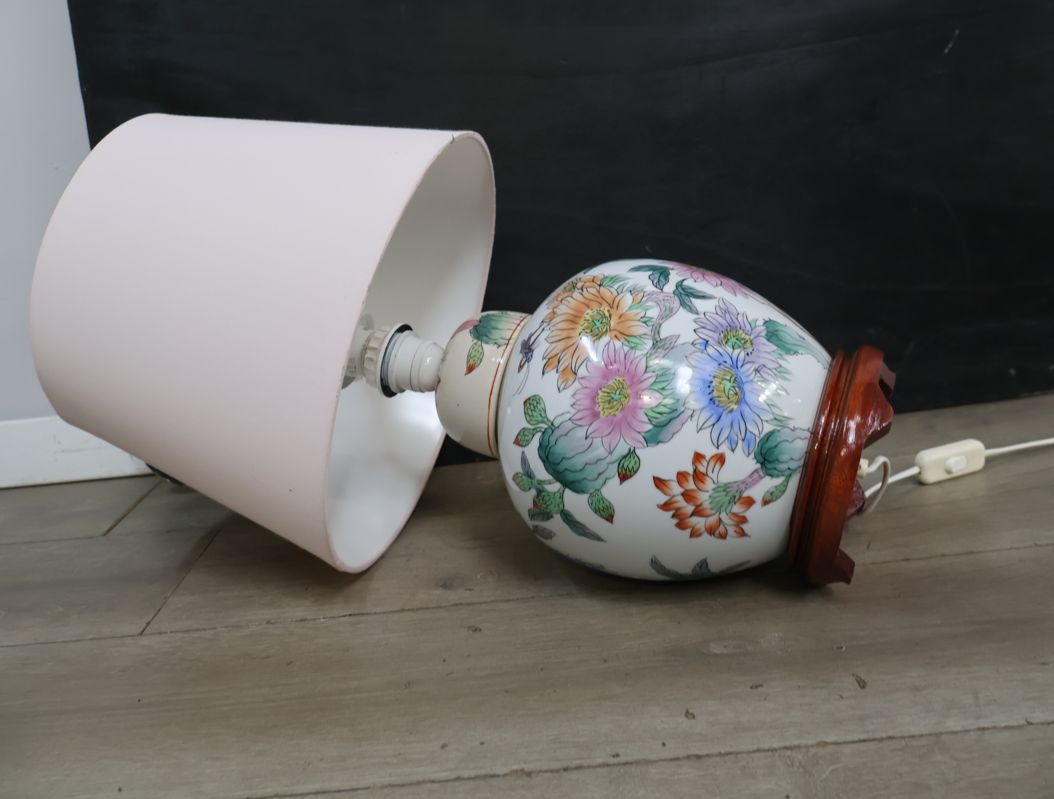 Oosterse Porseleinen Tafellamp – foto 8 – kavel bij GSD Auctions, Zoeterwoude