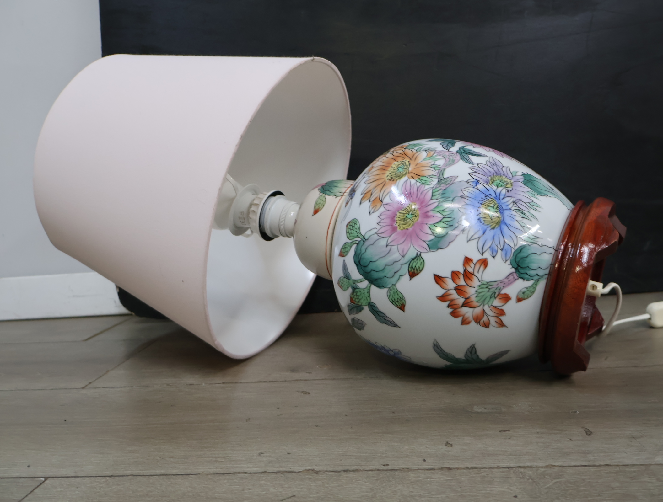 Oosterse Porseleinen Tafellamp – foto 9 – kavel bij GSD Auctions, Zoeterwoude