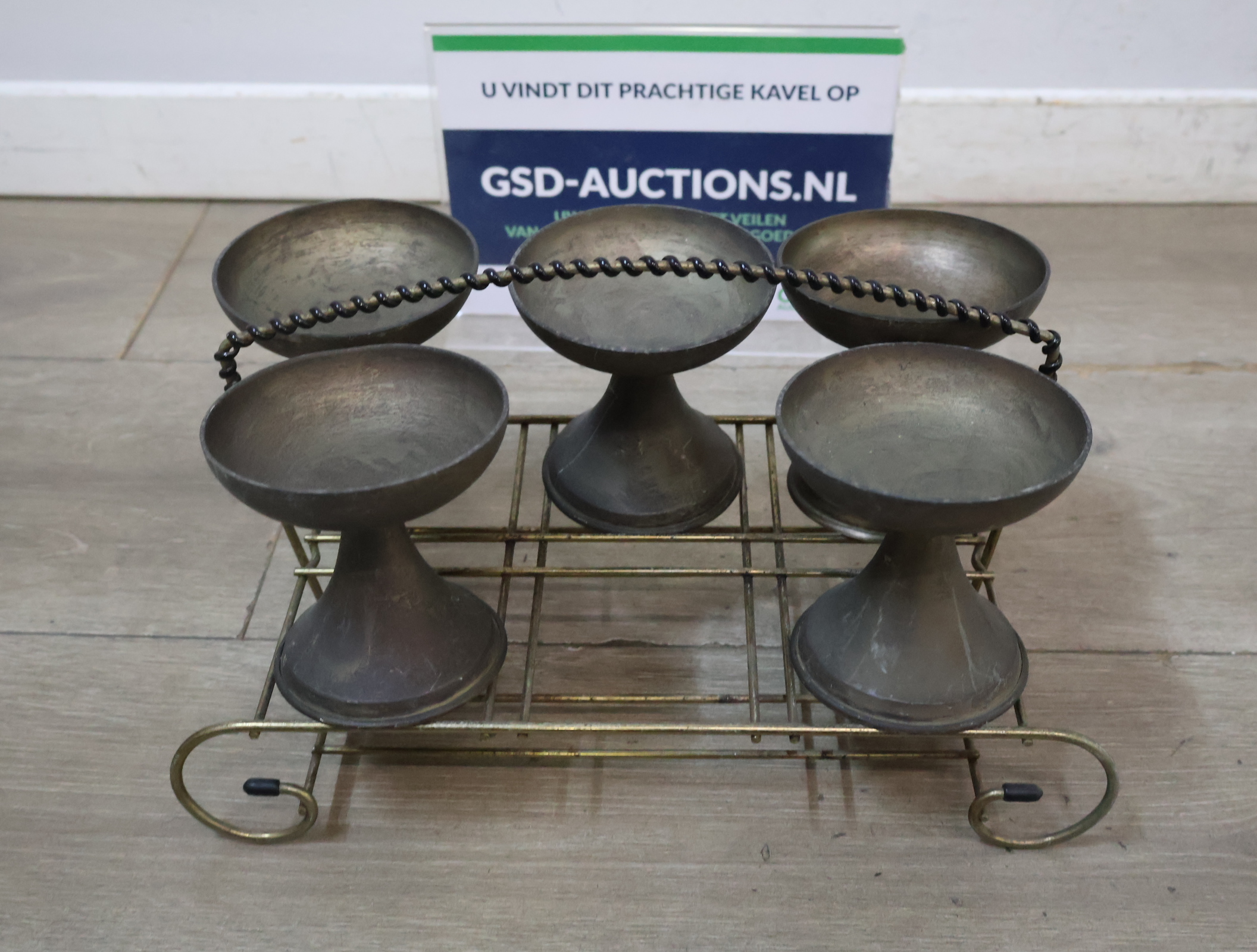Vintage houder met tinnen bekers – kavel bij GSD Auctions, Zoeterwoude